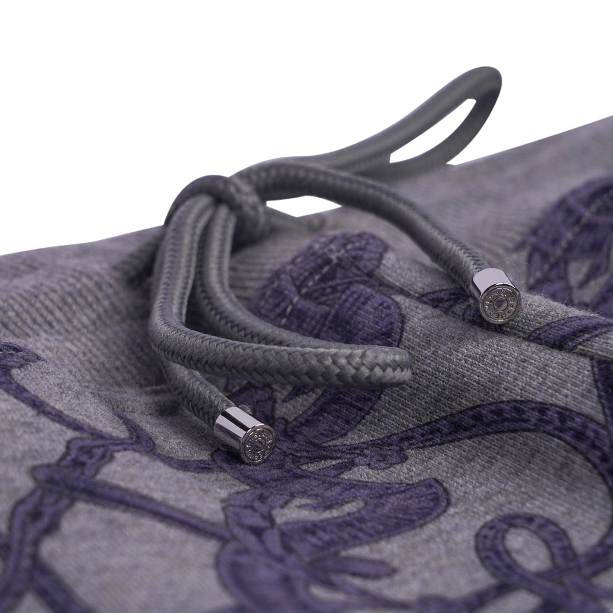 Mightychic propose le pantalon de survêtement / pantalon de sport Hermes Bride De Cour Gris Bleute à cordon de serrage imprimé.
Imprimé équestre.
Deux poches latérales en jersey de coton.
Cordon de serrage tressé avec un petit Clou de Selle en
