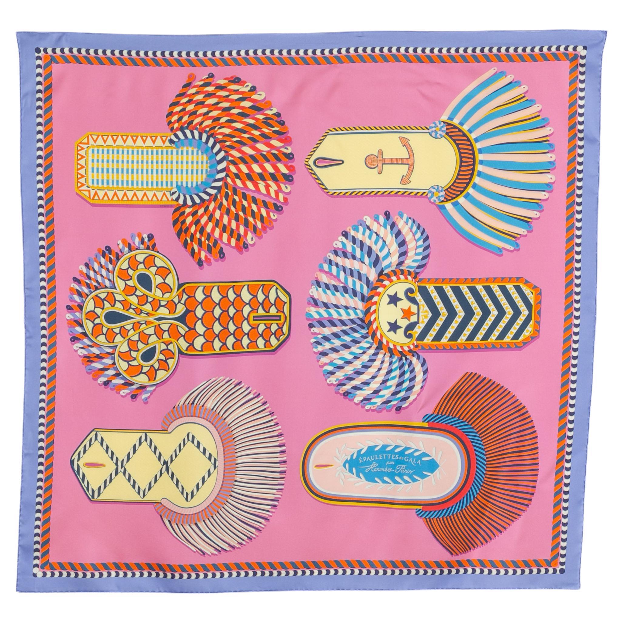 HERMÈS - (Made in France) Dual-sided silk twill foulard entitled 'Gala epaulettes'. Piece marked with the S of sales.

Condition:
Very good condition

Dimensions:
90 cm x 90 cm

SKU:FFH19


