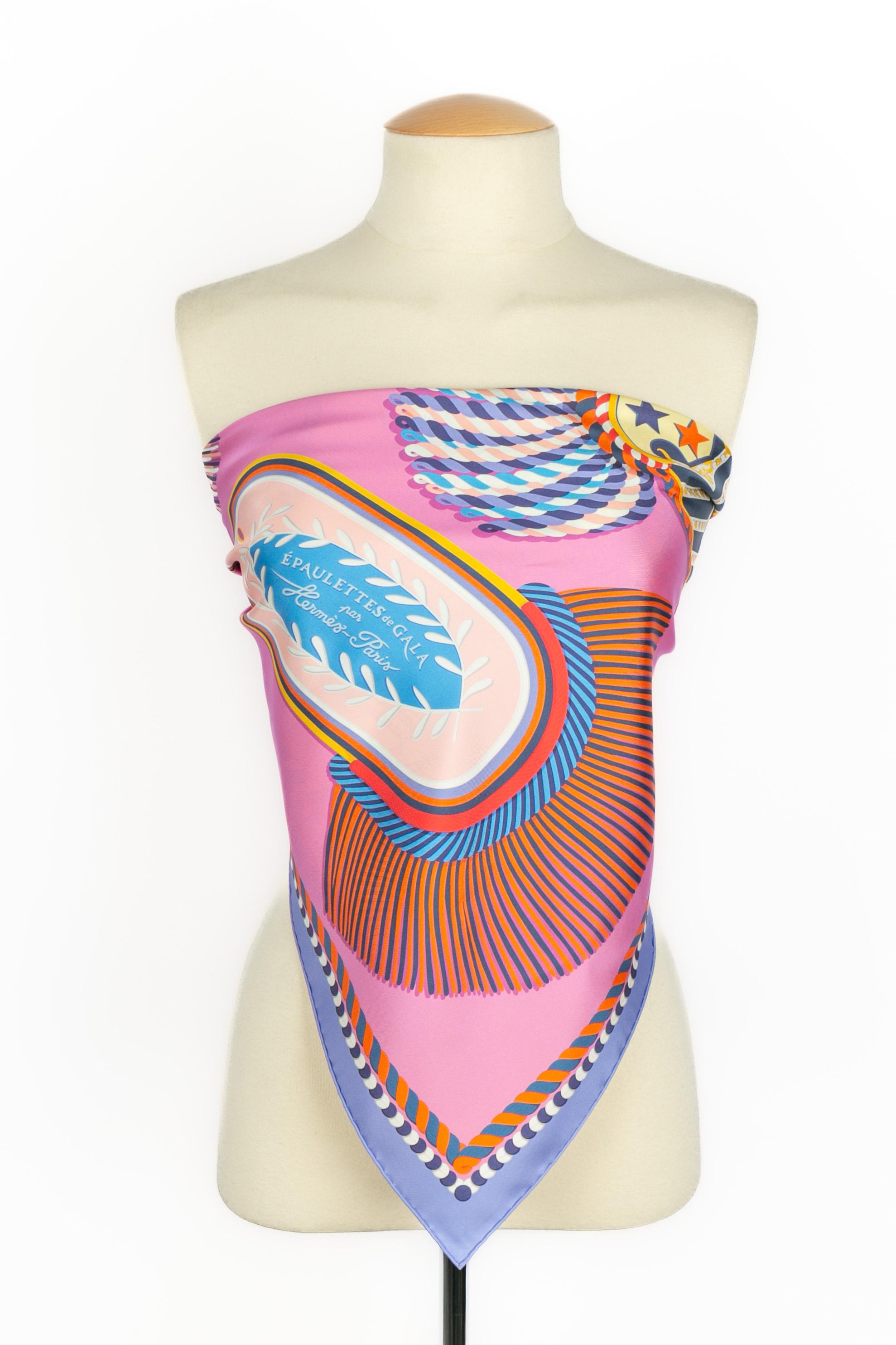 HERMÈS - (Made in France) Dual-sided silk twill foulard entitled 'Gala epaulettes'.

Condition:
Very good condition

Dimensions:
Length: 90 cm - Height: 90 cm

SKU:FFH20
