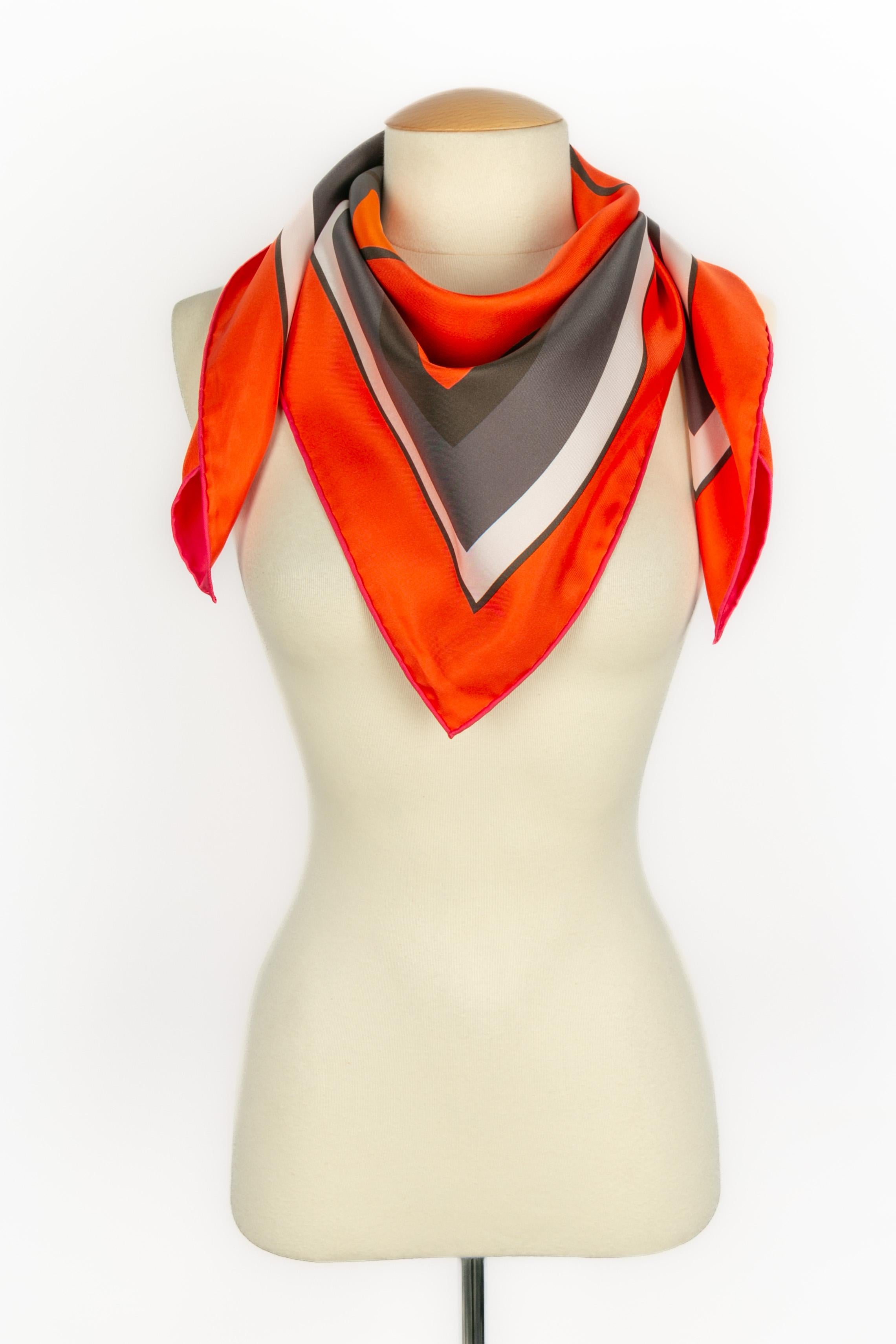 Foulard / écharpe double face Hermès 'Pop evening dress' (robe de soirée) en vente 3