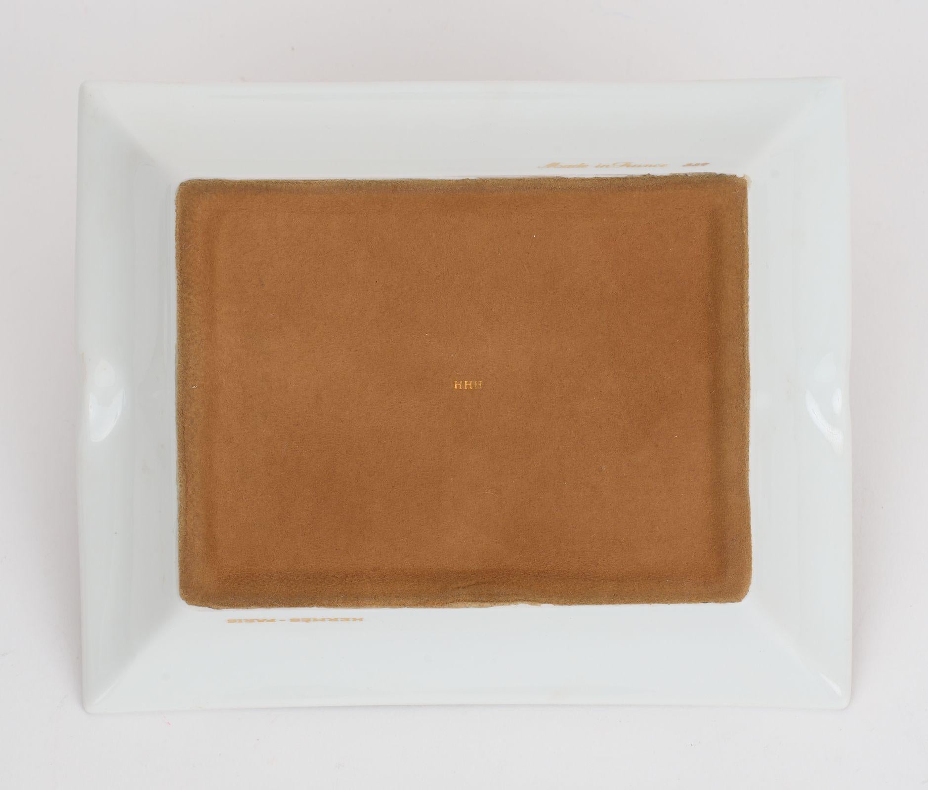 Dieser Hermès Duck Aschenbecher ist ein perfekter Akzent für jeden Raum und zeigt eine aufgedruckte Szene mit Enten. Der Boden ist durch ein samtiges Ziegenleder geschützt. Dieses Stück ist wunderbar für Ihren Schreibtisch oder als Geschenk geeignet.