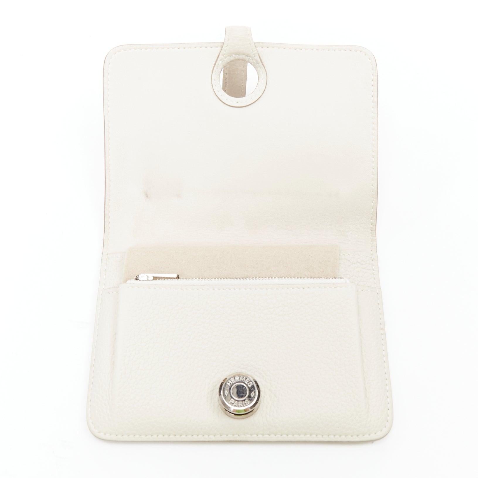 HERMES Dugon Duo crema in pelle togo SHW portamonete con passante
Riferimento: KYCG/A00148
Marchio: Hermes
Model: Dugon Duo
Materiale: Pelle
Colore: crema
Modello: Tinta unita
Chiusura: Passaggio attraverso l'occhiello
Fodera: Pelle color