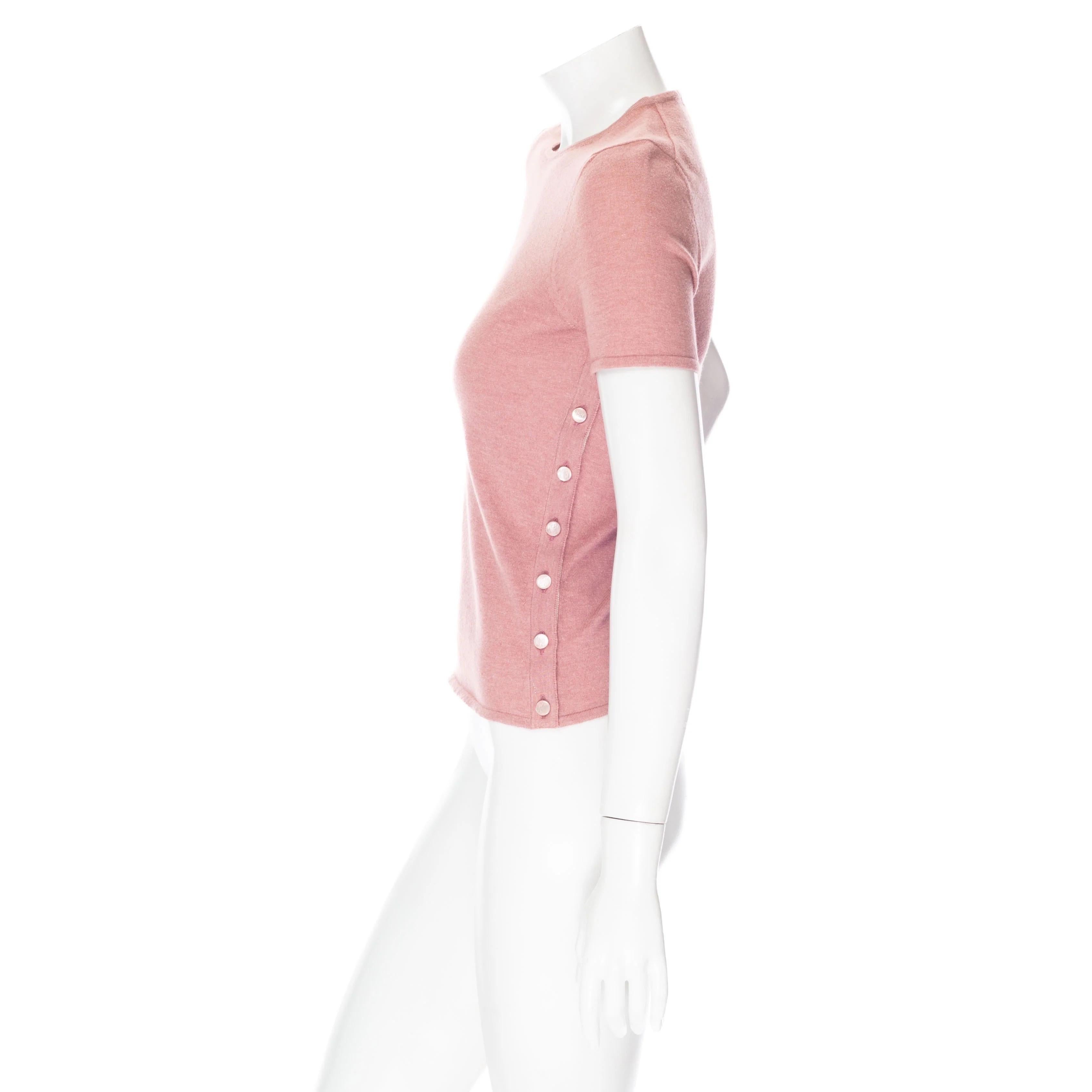 Rose Hermès - T-shirt à manches courtes en cachemire à col roulé et boutonné, rose pâle en vente