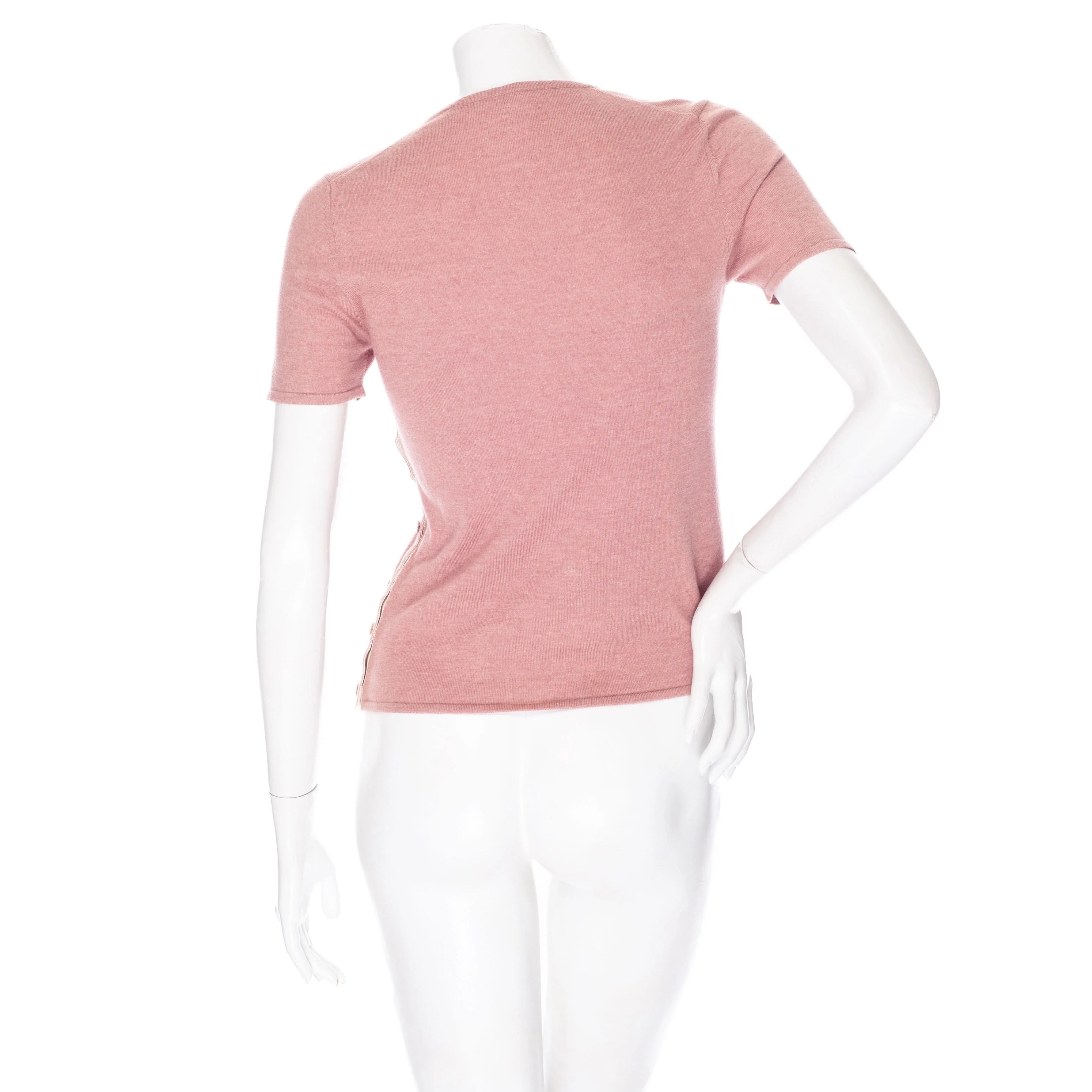 Hermès - T-shirt à manches courtes en cachemire à col roulé et boutonné, rose pâle Bon état - En vente à Woodland Hills, CA