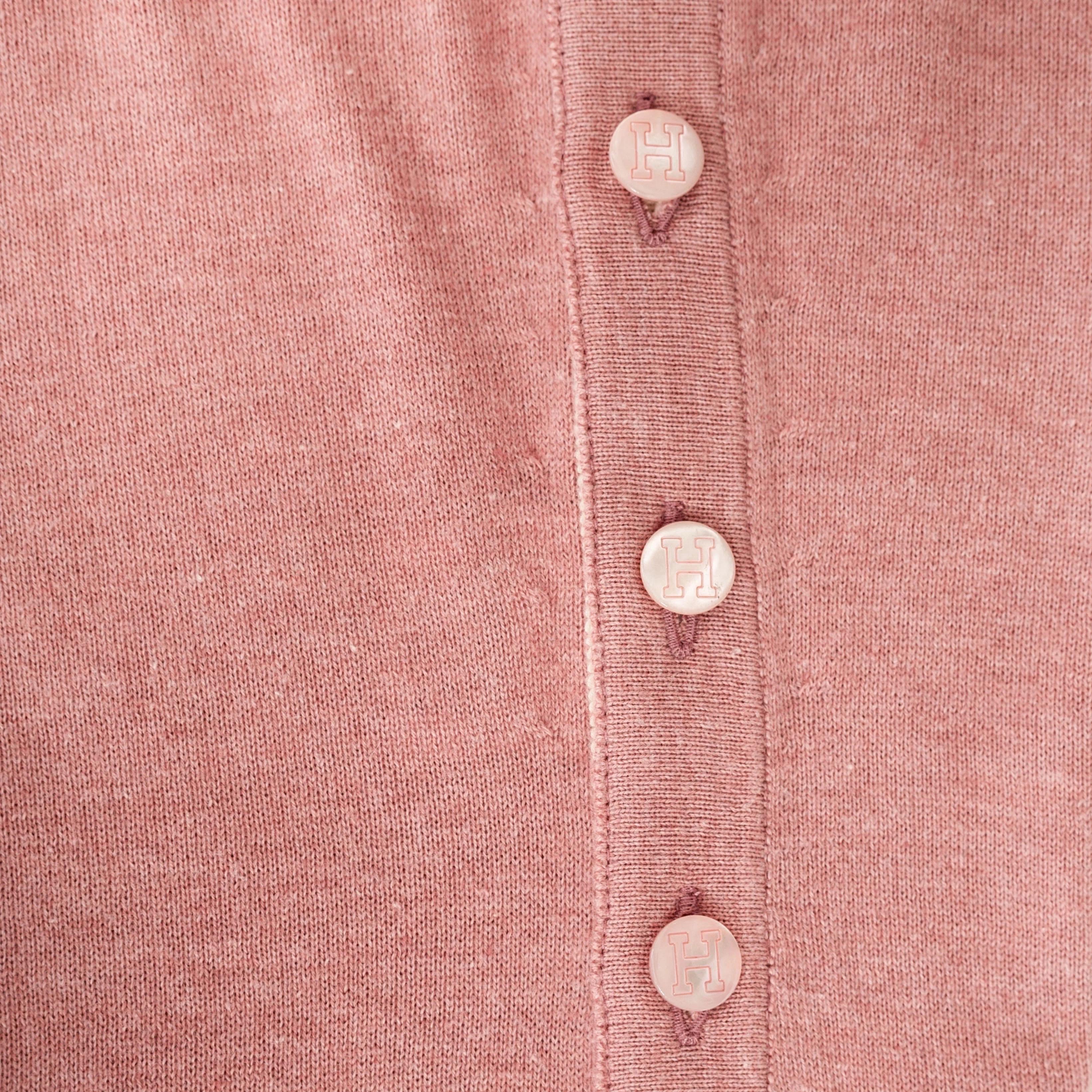 Hermès - T-shirt à manches courtes en cachemire à col roulé et boutonné, rose pâle Pour femmes en vente