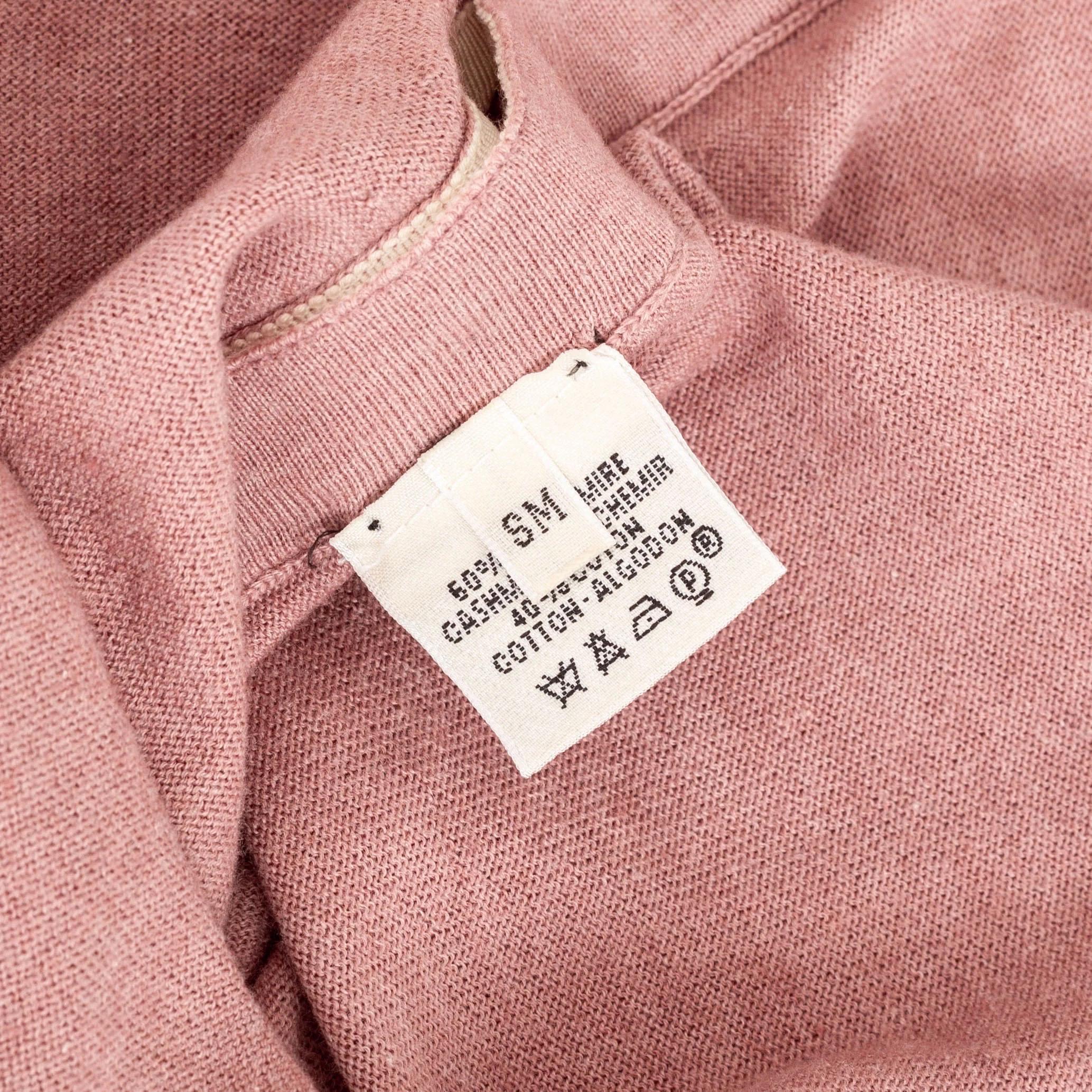 Hermès - T-shirt à manches courtes en cachemire à col roulé et boutonné, rose pâle en vente 2