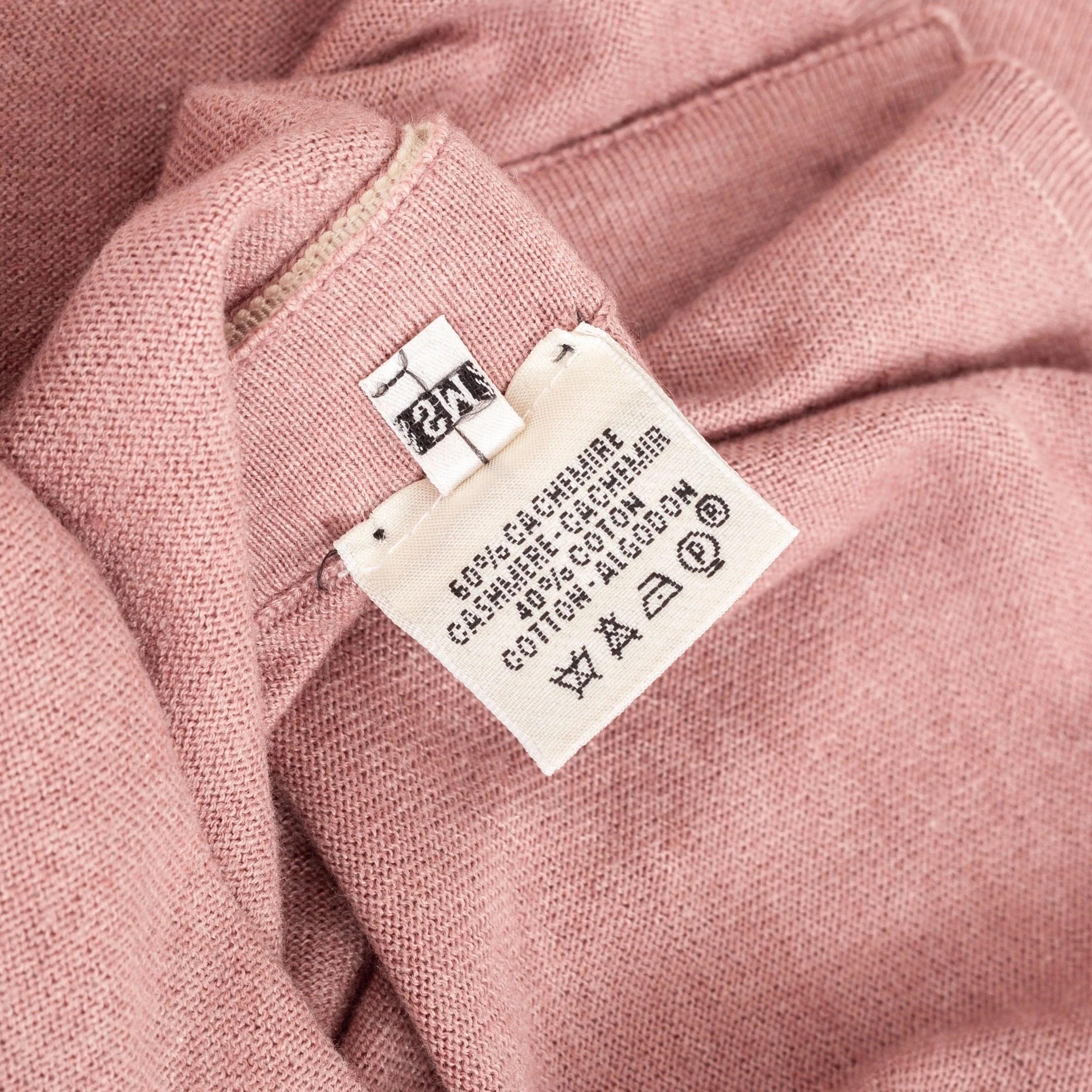 Hermès - T-shirt à manches courtes en cachemire à col roulé et boutonné, rose pâle en vente 3