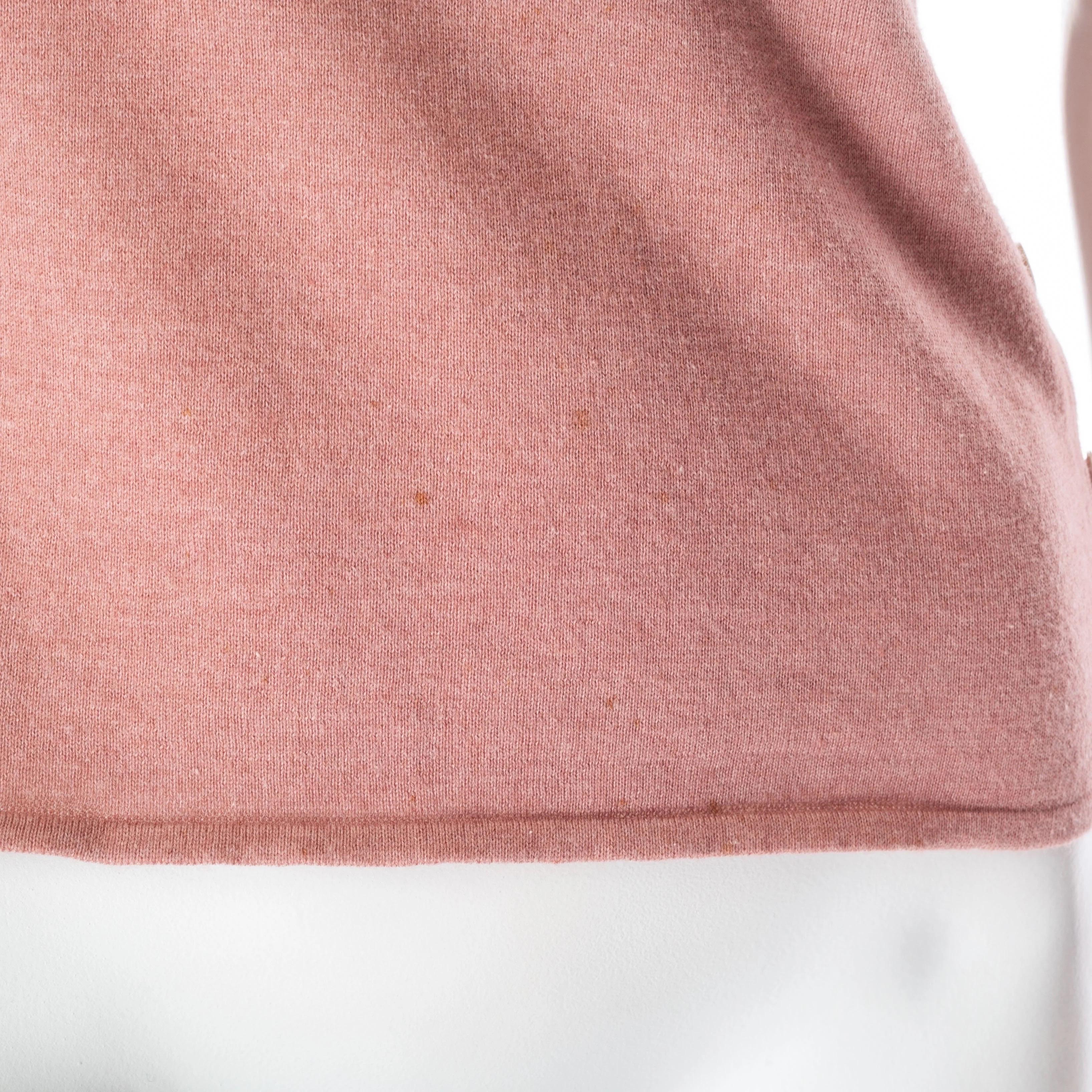 Hermès - T-shirt à manches courtes en cachemire à col roulé et boutonné, rose pâle en vente 4
