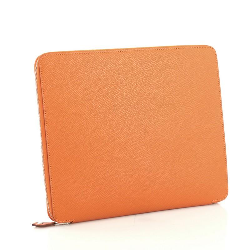 This Hermes E-Zip iPad Case Epsom, crafted from Orange H orange Epsom leather, features palladium hardware. Its zip around closure opens to an Orange H orange Epsom leather interior with slip pockets. Date stamp reads: Q Square (2013). 

Estimated
