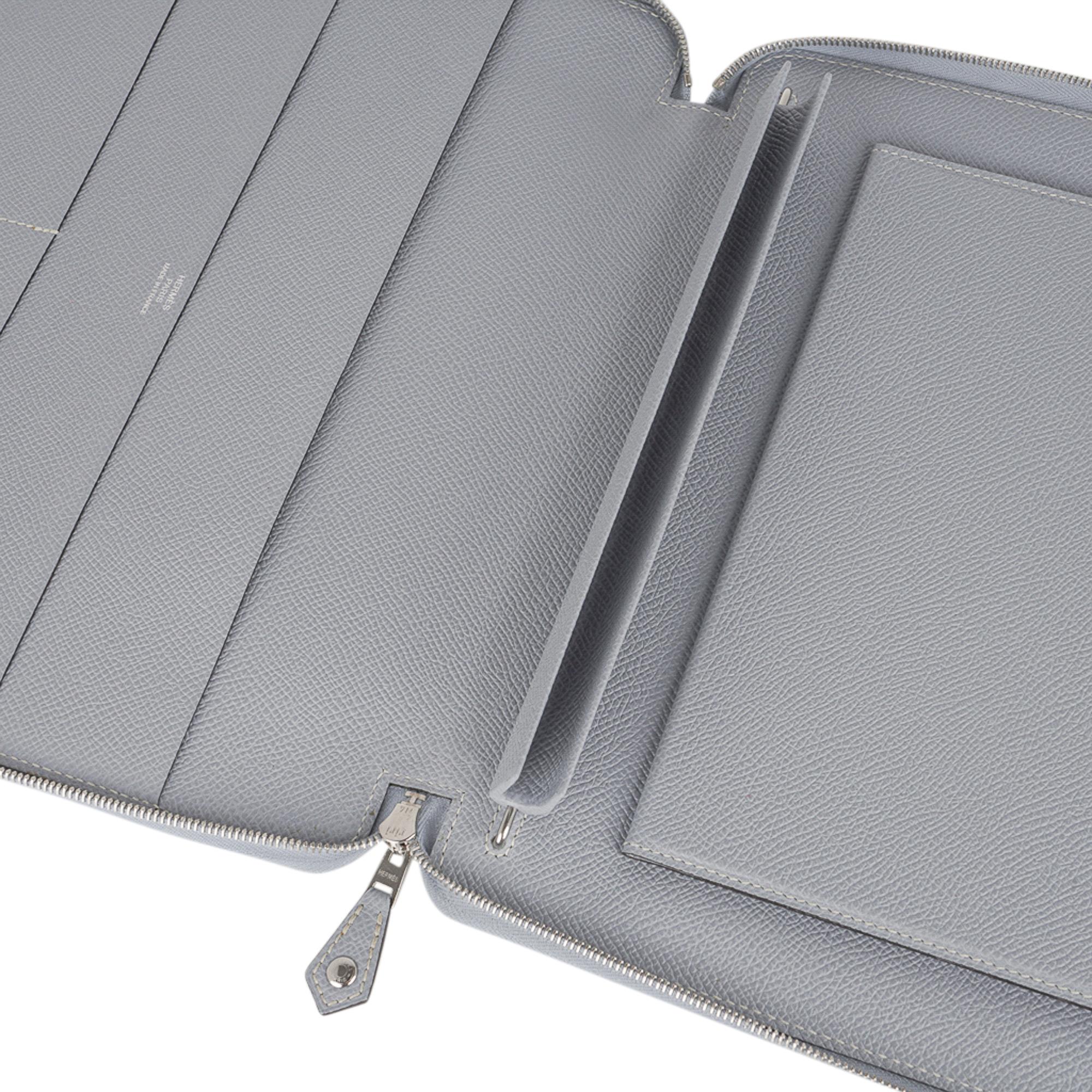 Mightychic vous propose une housse d'ordinateur portable e-Zip Hermes garantie authentique, en cuir Blue Glacier et Epsom.
L'étui est doté d'une pochette centrale rigide doublée de cuir pour accueillir l'iPad.
2 poches longues à fente et 3 petites