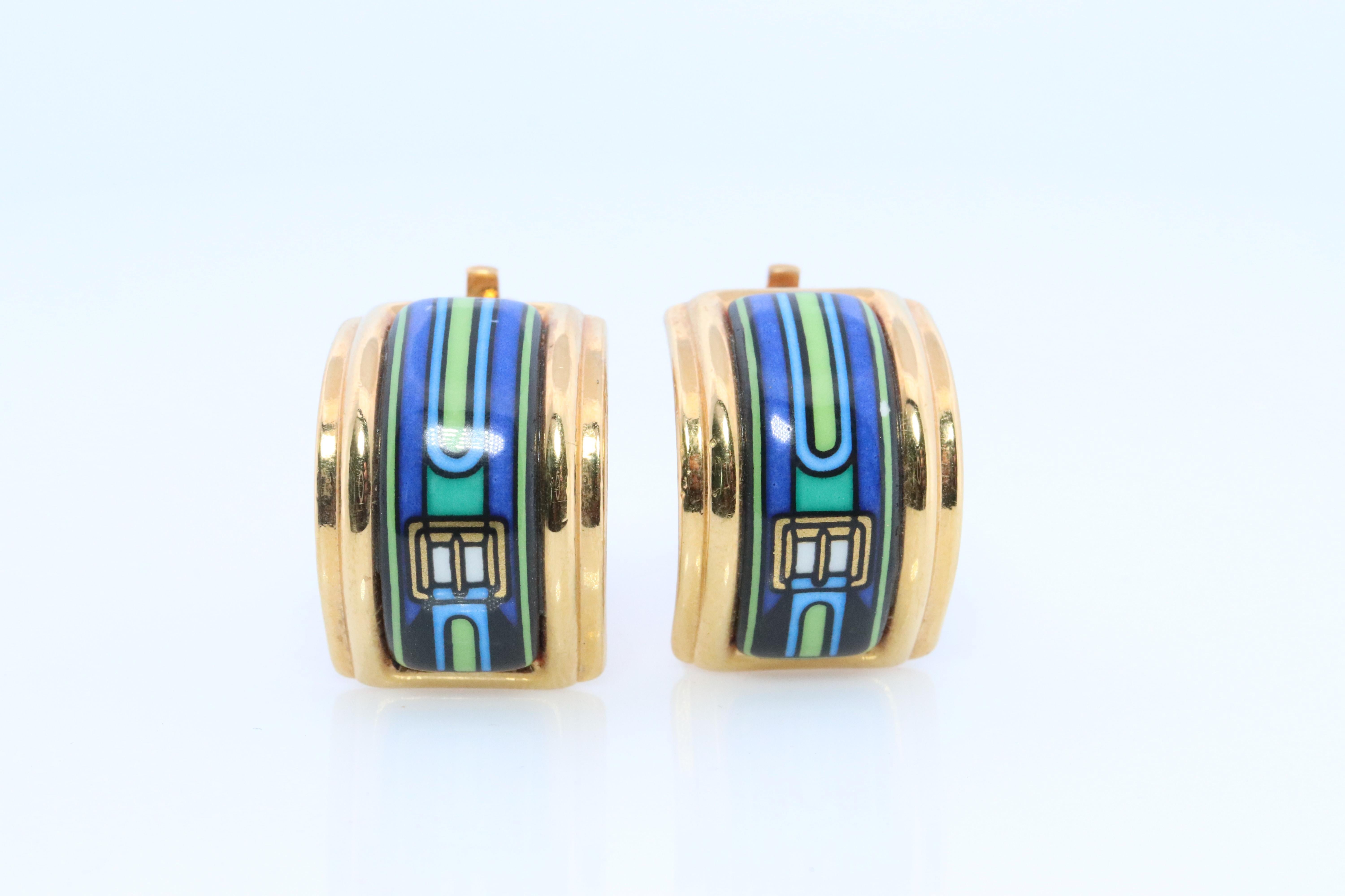 Hermes Earrings

Cloisonne Enamel Gold Tone.

Non-Pierced Omega Clip on Earrings.

Hoop Puffed design.

Details:

14mm wide

Please ask for additional pictures and questions.