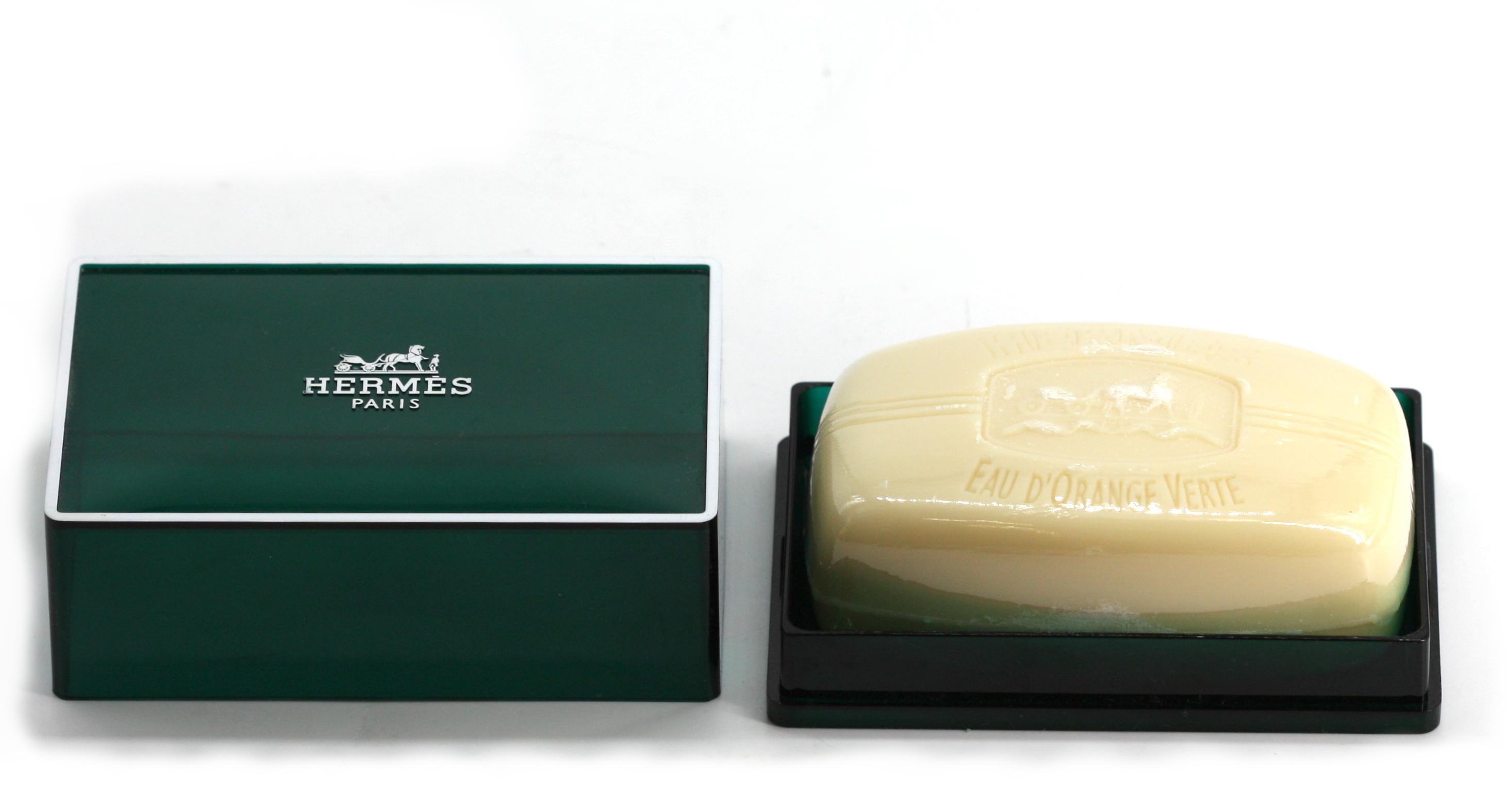 
Hermes Eau De Orange Verte Seife Bar
Verpackt und in einem grünen Hermes-Kunststoffkoffer. Breite 4 Zoll.
Condition Report
Neu