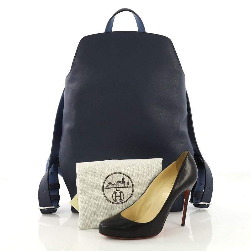 Ce sac à dos Hermès Eclat Cityback Evercolor 27:: réalisé en cuir bleu de Malte et bleu Azur Evercolor:: présente une poignée supérieure en cuir:: des sangles réglables et des pièces en palladium. Sa fermeture zippée tout autour s'ouvre sur un