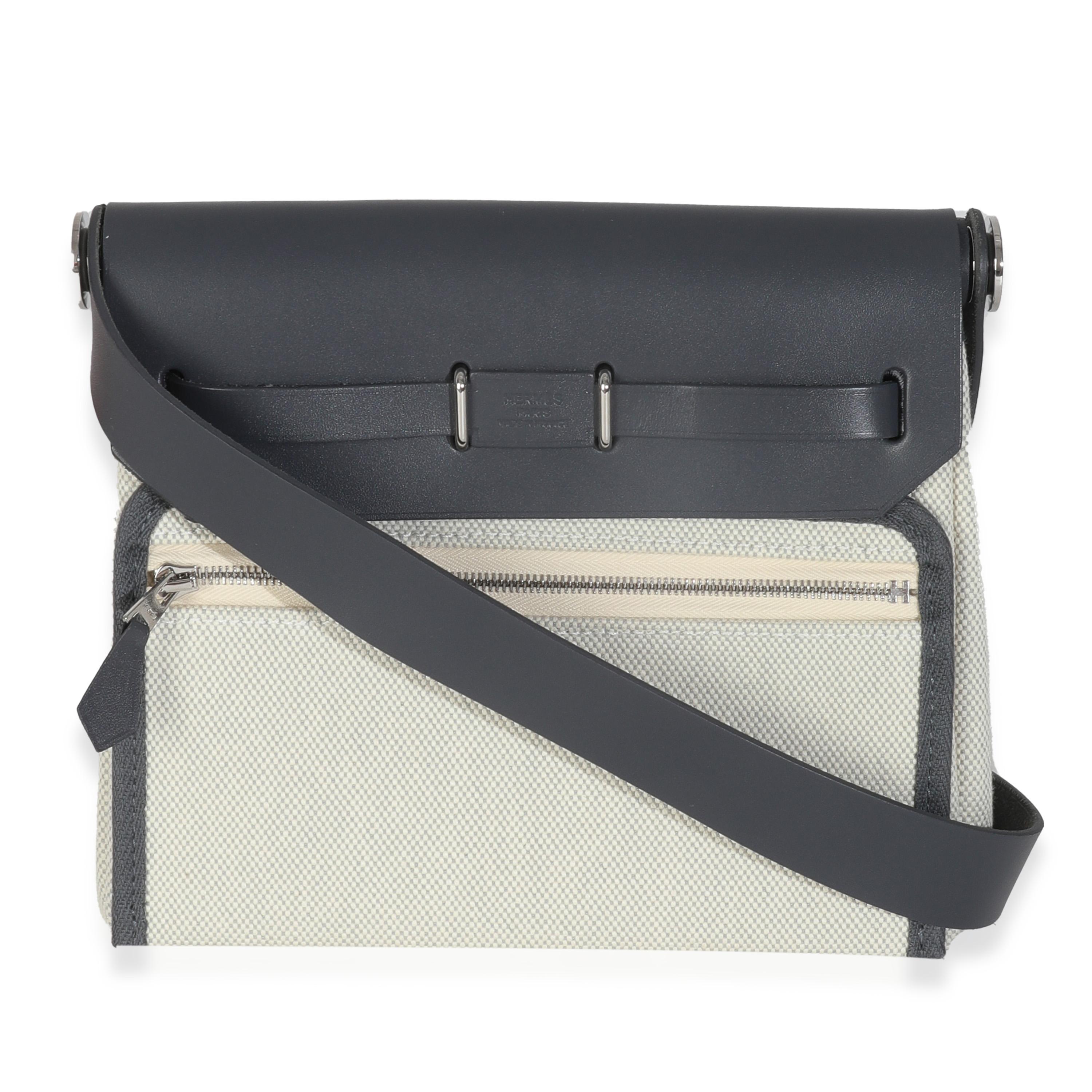 Listing Title : Hermès Ecru Ardoise Military Toile Vache Hunter Herbag Zip Retourne 20 PHW
SKU : Z147330
Condit : New with tags 
État du sac à main : Etat impeccable
Commentaires sur l'état : L'article ne présente aucun signe d'usure. Vente