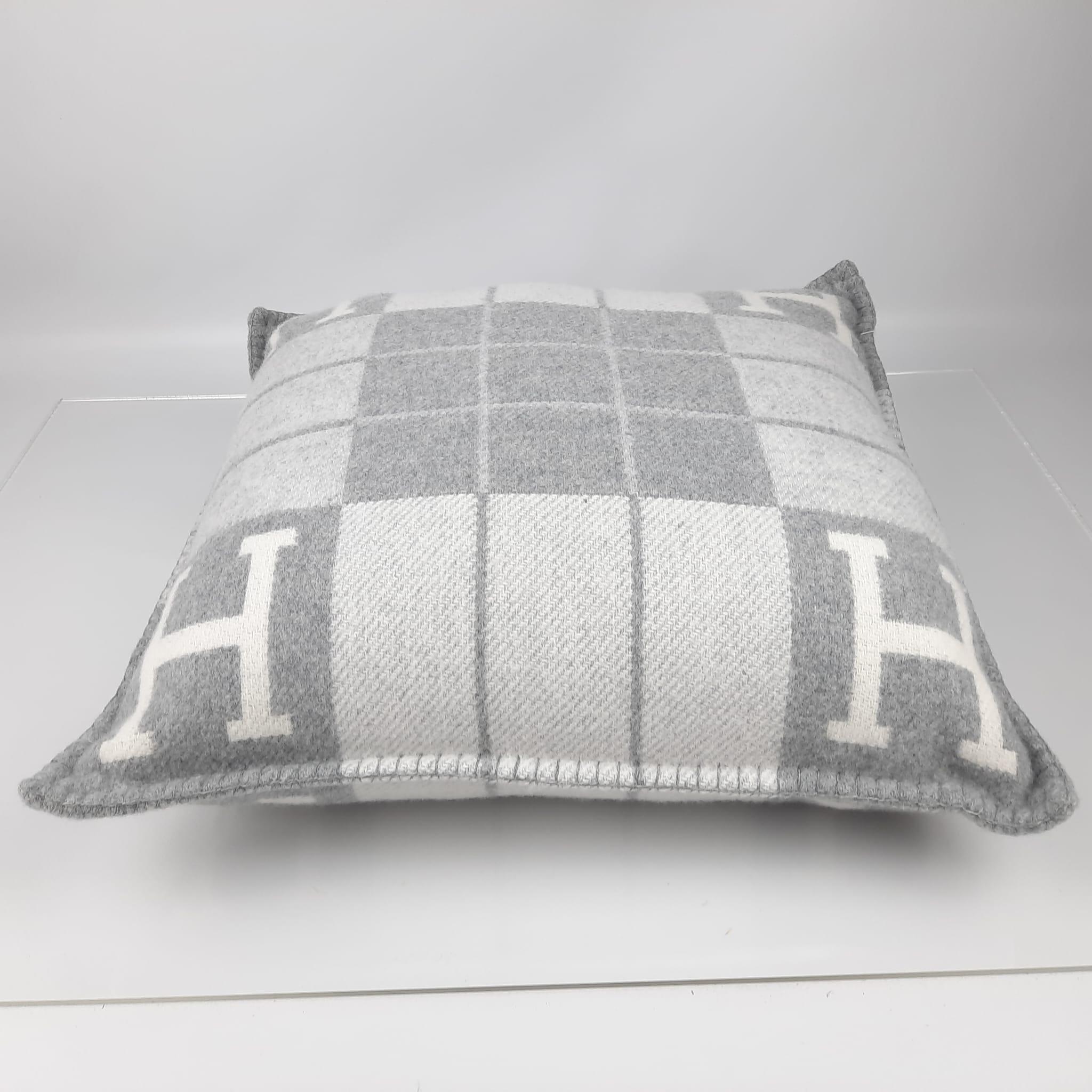 Hermes Écru Gris Clair Avalon III pillow, small model In New Condition For Sale In Nicosia, CY