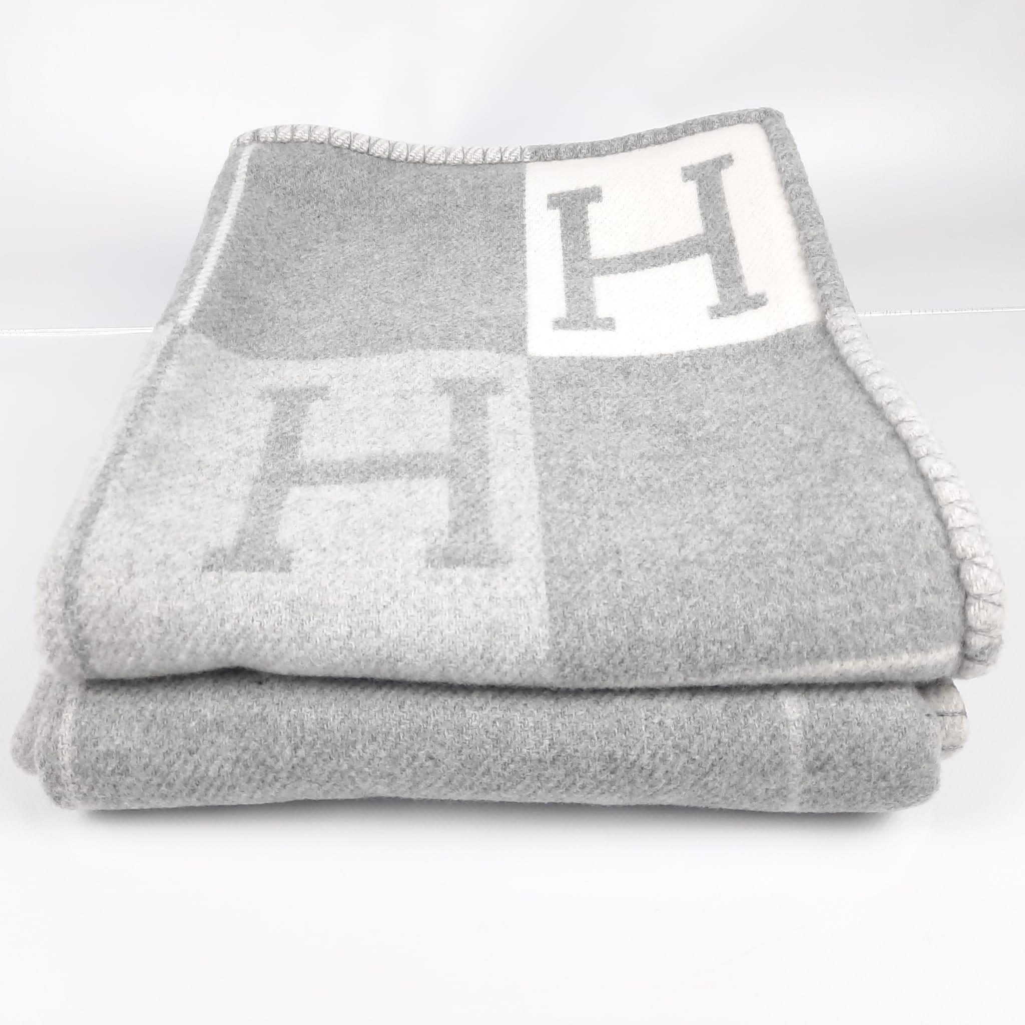 Throw blanket in jacquard woven wool and cashmere
Designed by Hermès Studio