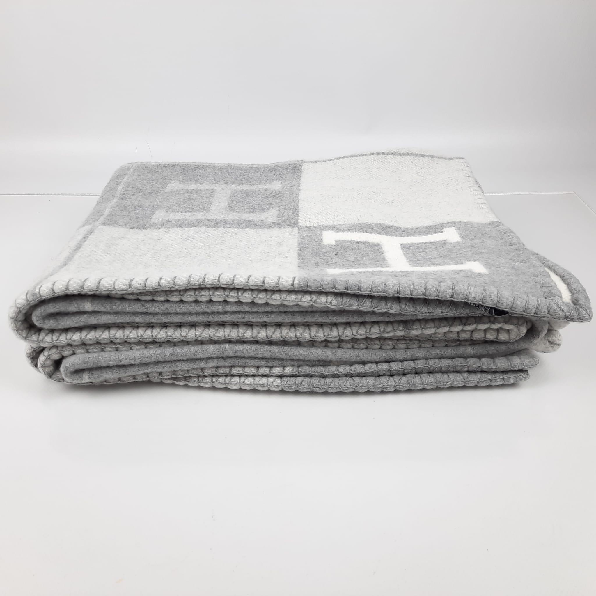 Throw blanket in jacquard woven wool and cashmere
Finished with blanket stitch
Dimensions: 135 x 170 cm