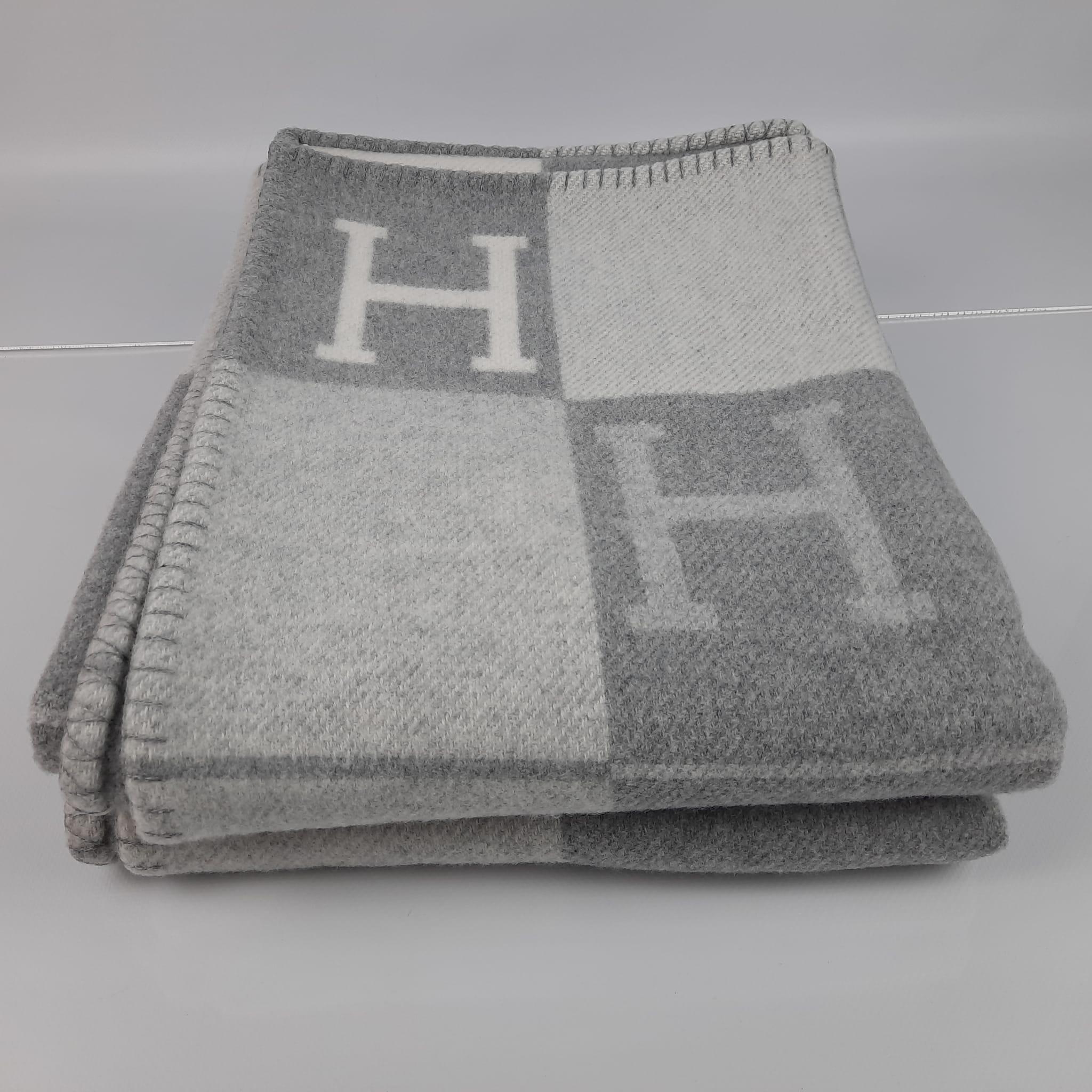 Hermes Écru / Gris Clair Avalon III throw blanket In New Condition For Sale In Nicosia, CY