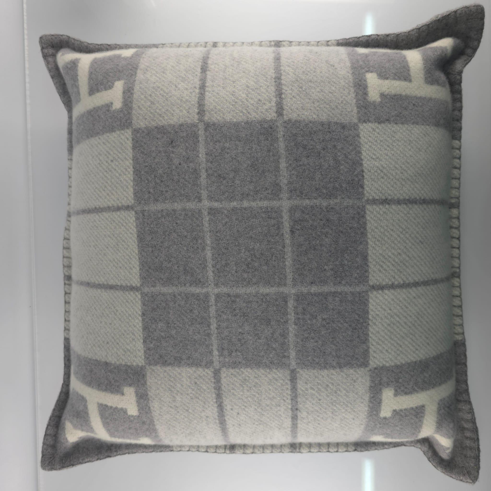 Gray Hermès Écru & Gris Clair Merinos wool & cashmere Avalon III pillow, small model For Sale