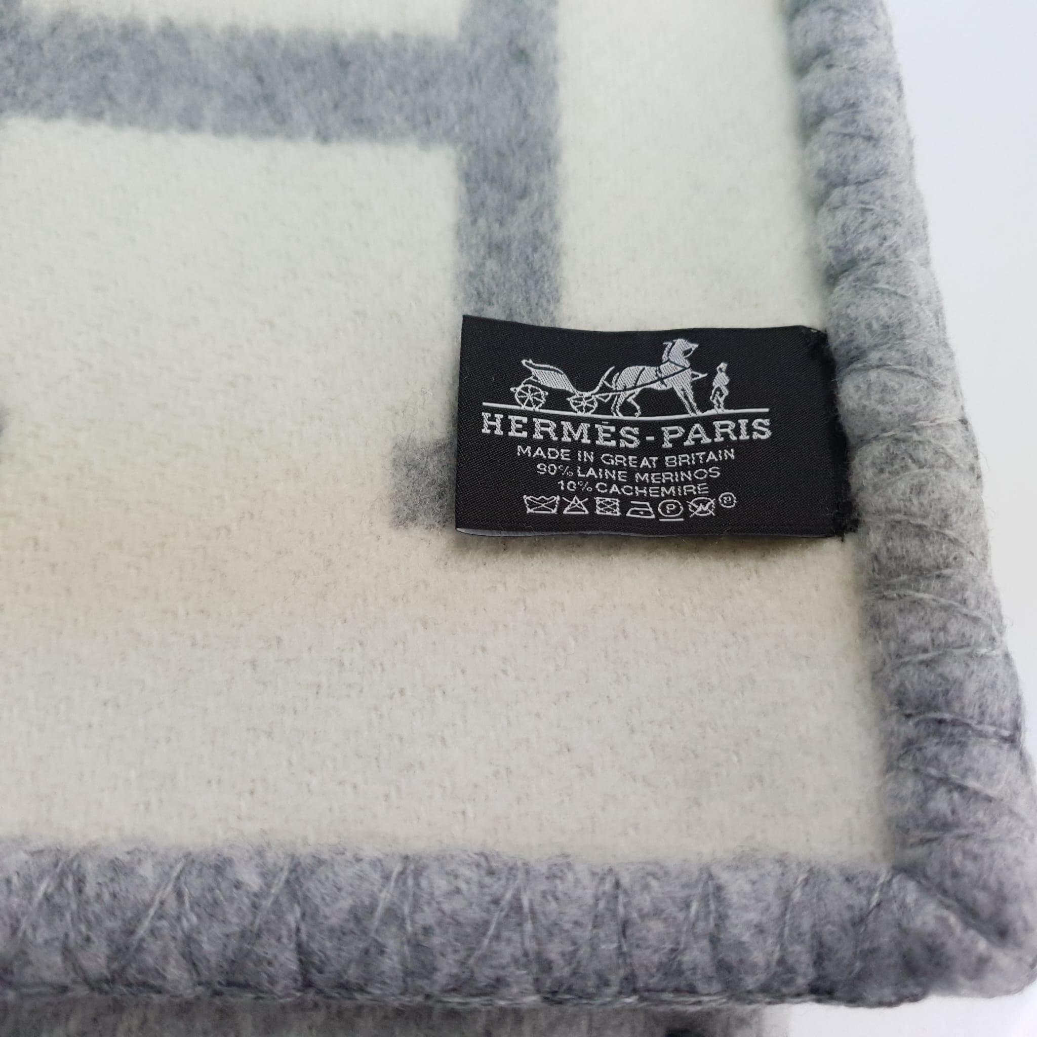Preloved, never used with original package. In jacquard woven wool and cashmere
Finished with blanket stitch. Size: 135 x 170 cm. PR11699