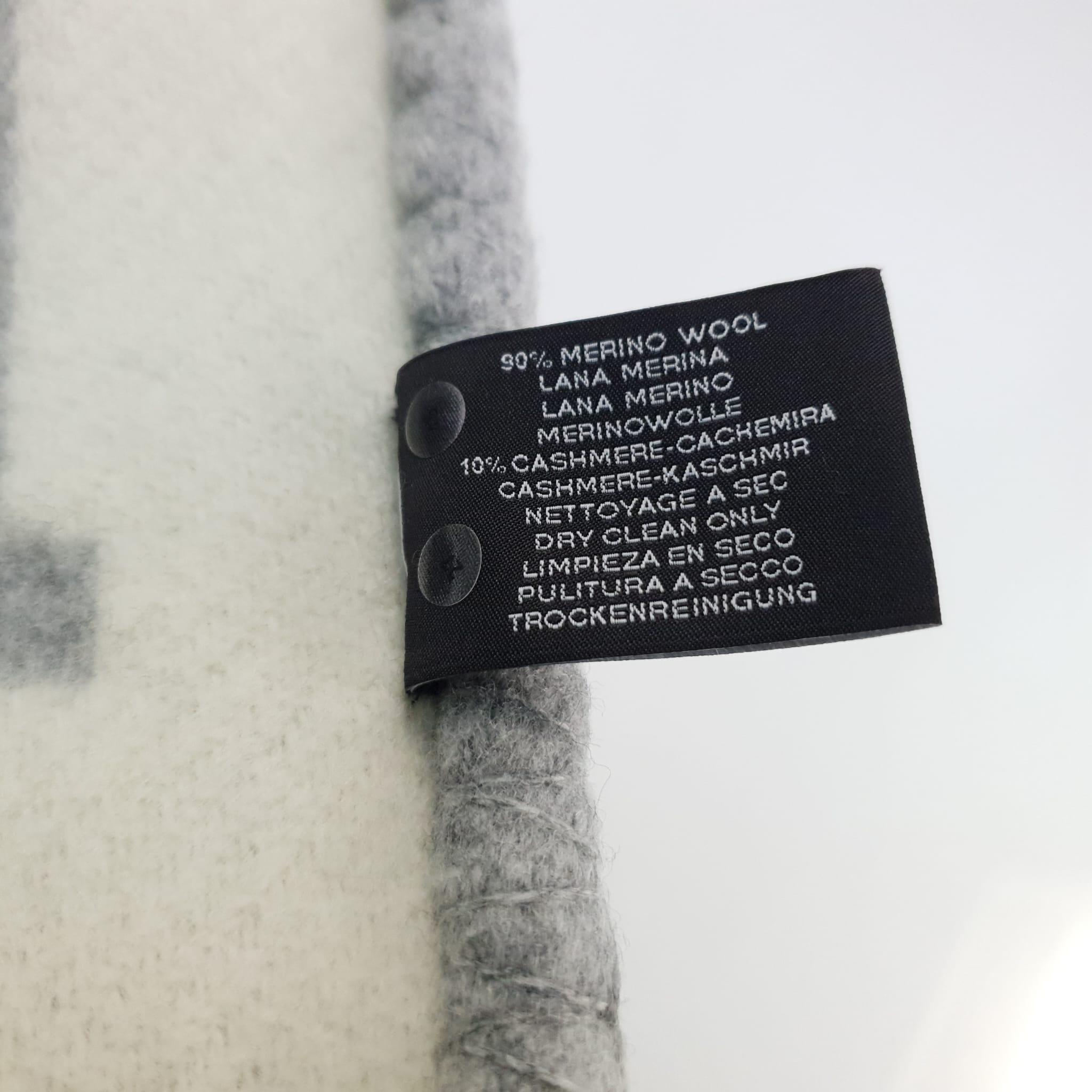Hermes  Écru & Gris Clair wool and cashmere  Avalon III blanket In New Condition For Sale In Nicosia, CY