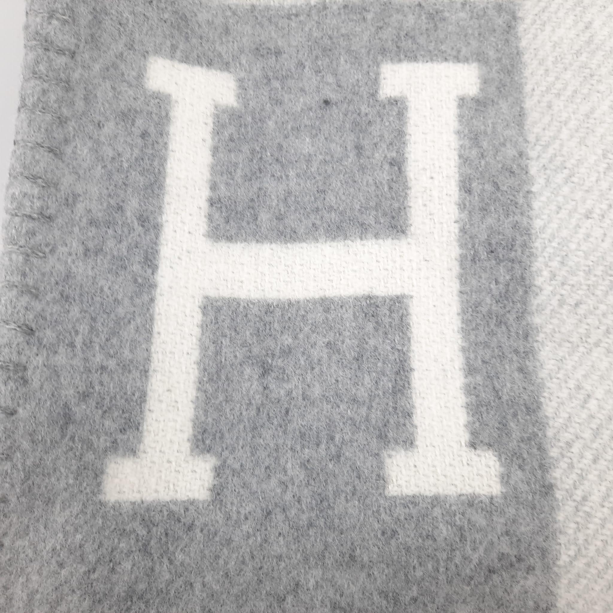 Hermes  Écru & Gris Clair wool and cashmere  Avalon III throw blanket In New Condition For Sale In Nicosia, CY