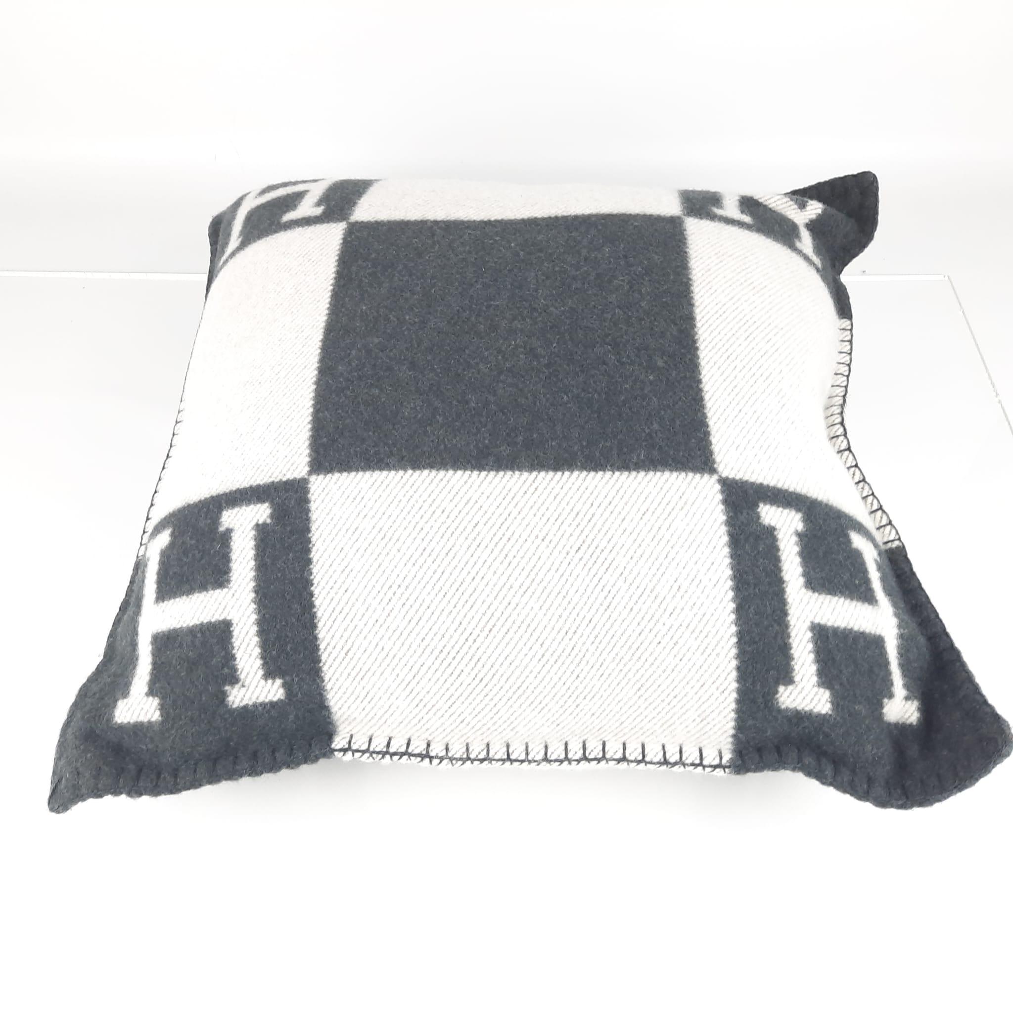 Hermes pillow avalon Ecru & Gris fonce small model For Sale 2
