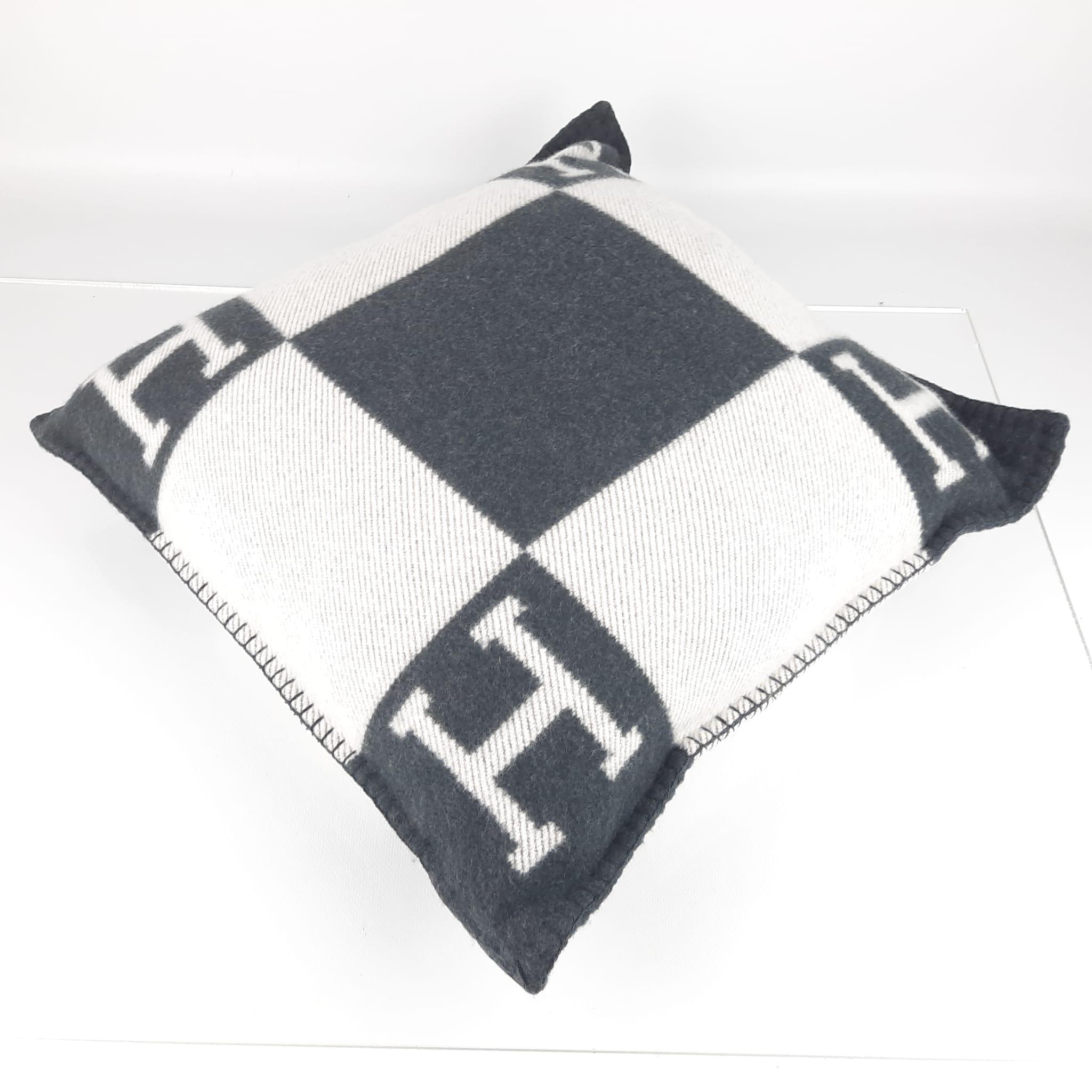 Hermes pillow avalon Ecru & Gris fonce small model For Sale 3