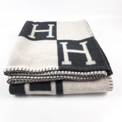 Hermes Écru / Gris Foncé Avalon Überwurfdecke
