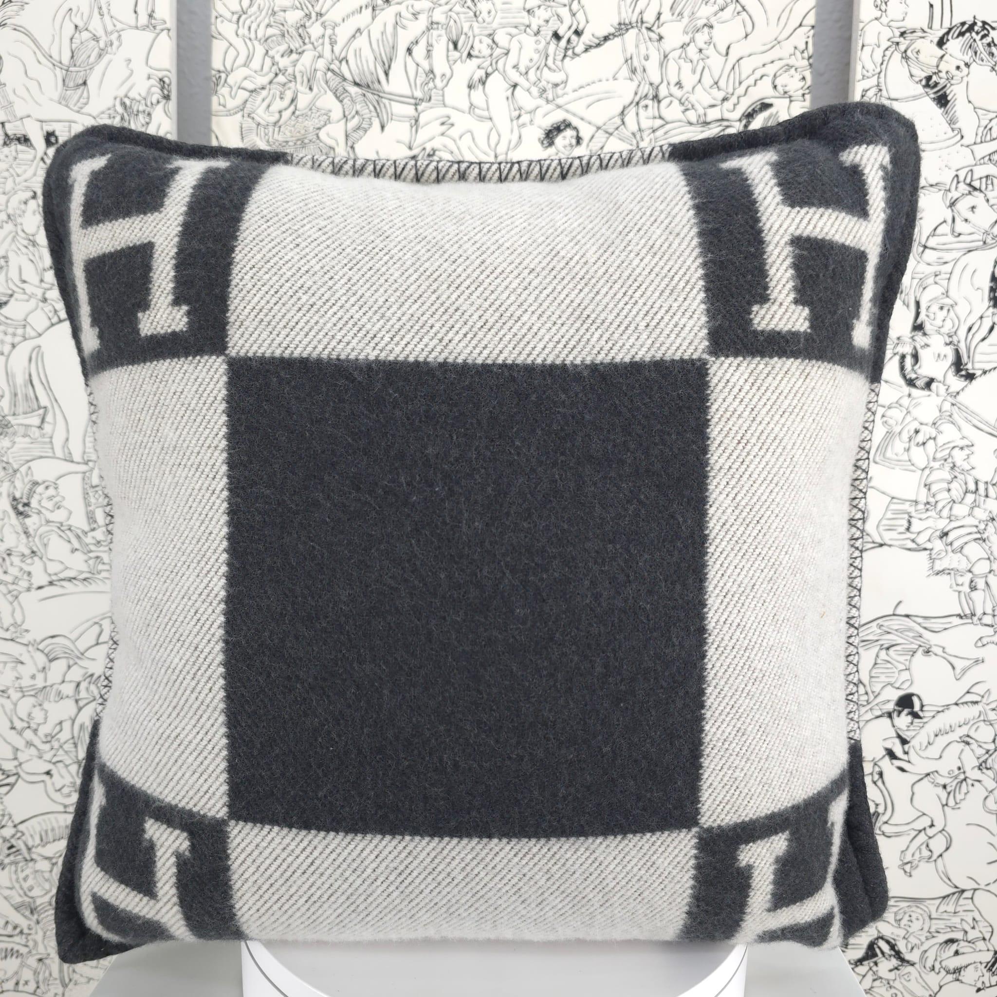 Hermès Ecru & Gris fonce Merino wool & cashmere Avalon pillow, small model In New Condition In Nicosia, CY