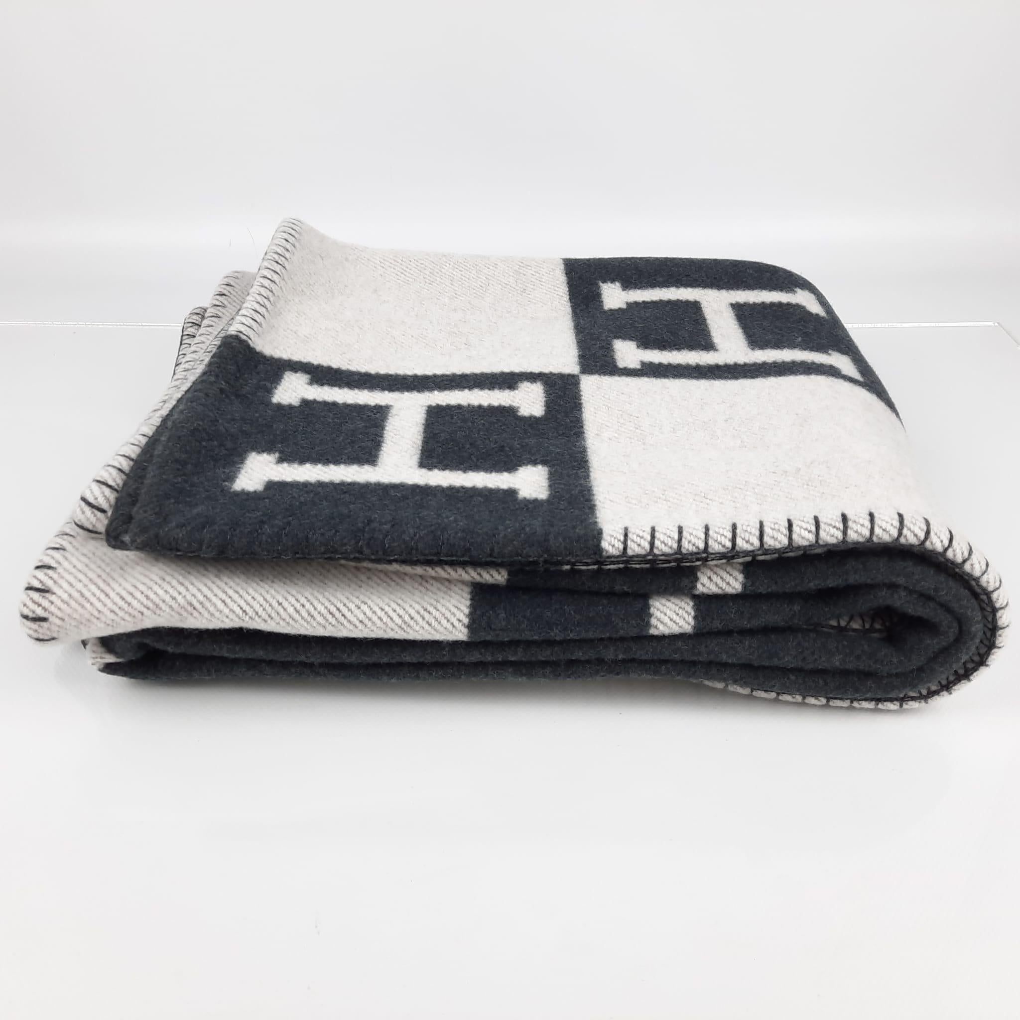 Hermes Écru & Gris Foncé wool and cashmere Avalon throw blanket In New Condition In Nicosia, CY
