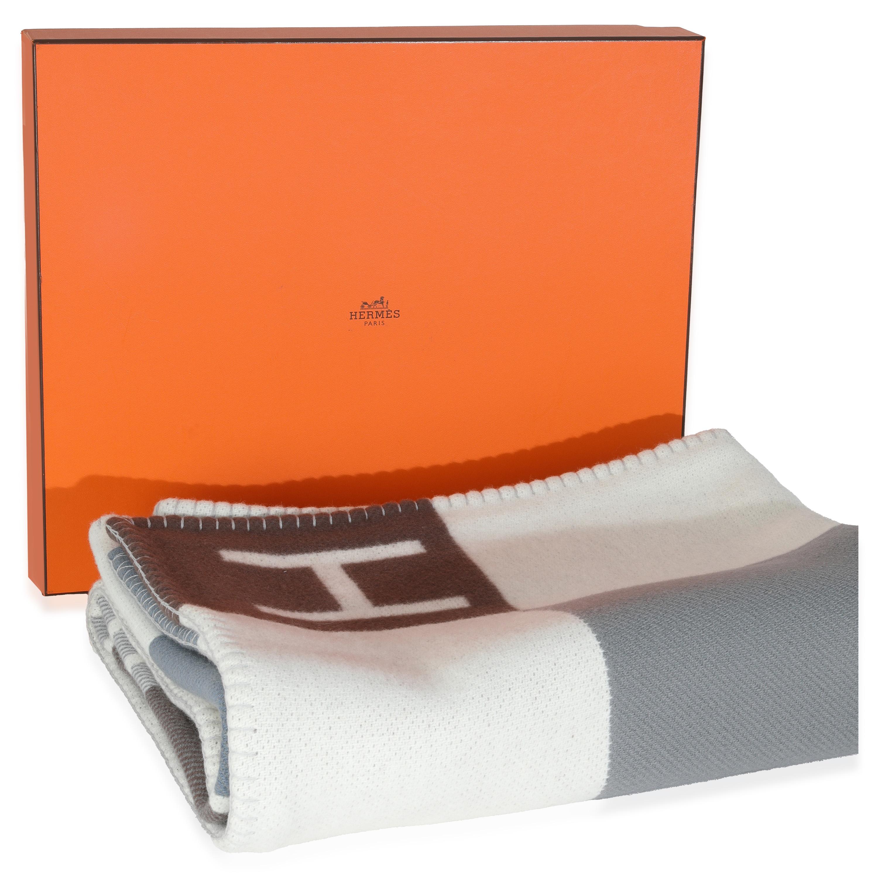 Titolo: Hermès Ecru Gris Lana Cashmere Avalon Vibration Blanket
SKU: 146863
Condizioni: Ineccepibile
Commenti sulle condizioni: L'articolo non presenta segni di usura.
Model No: Coperta antivibrazioni
Accessori: Scatola
Colore esterno (generico):