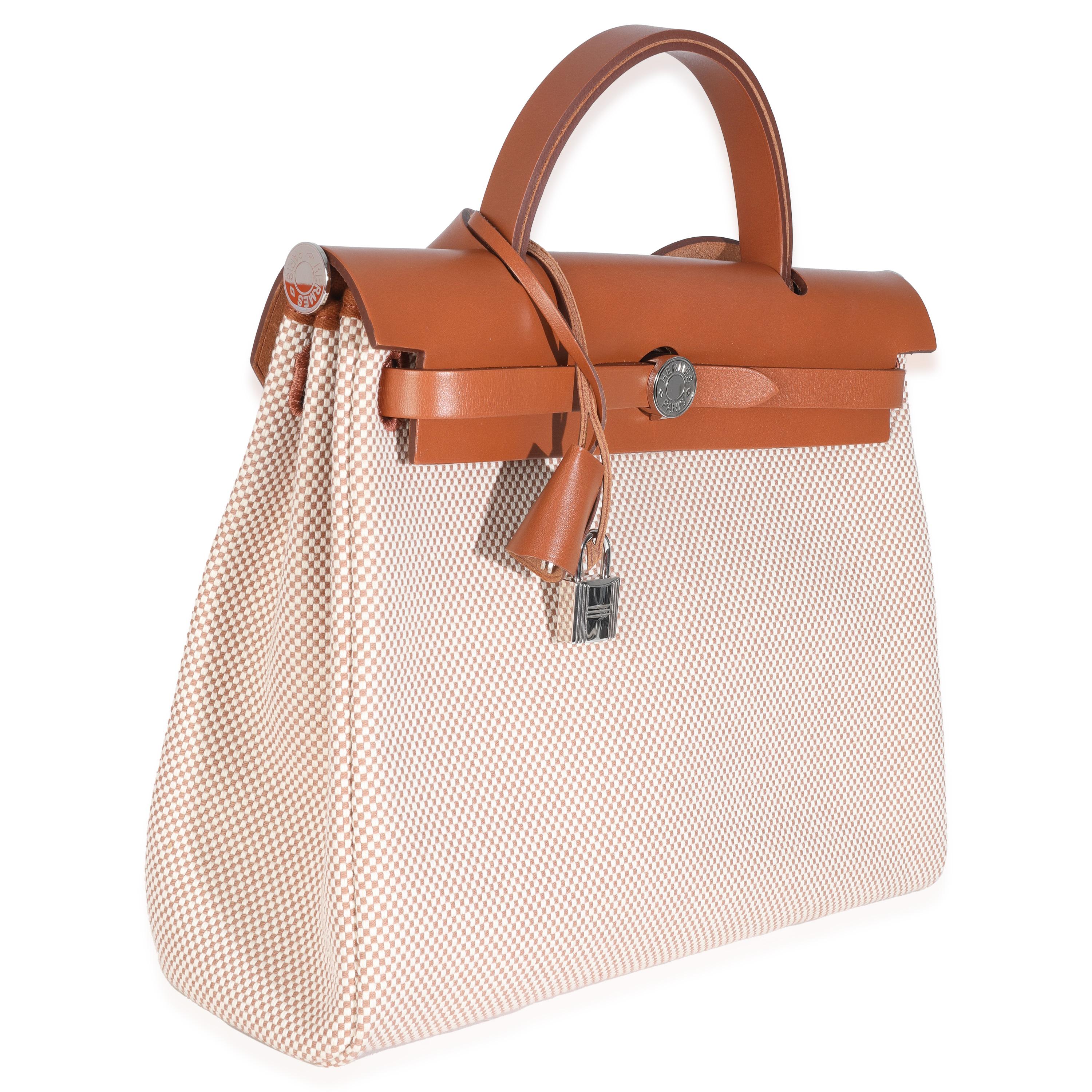 Listing Title : Hermès Ecru Naturel Viking Fauve Hunter Herbag Zip PM 31 PHW
SKU : 147163
Condit : Usagé 
Condition du sac à main : Excellent
Commentaires sur l'état : L'article est en excellent état et présente de légers signes d'usure. Légères