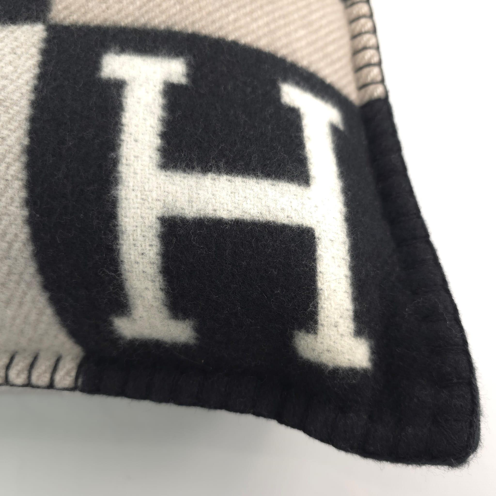 Women's or Men's Hermès écru noir Avalon III pillow, small model For Sale