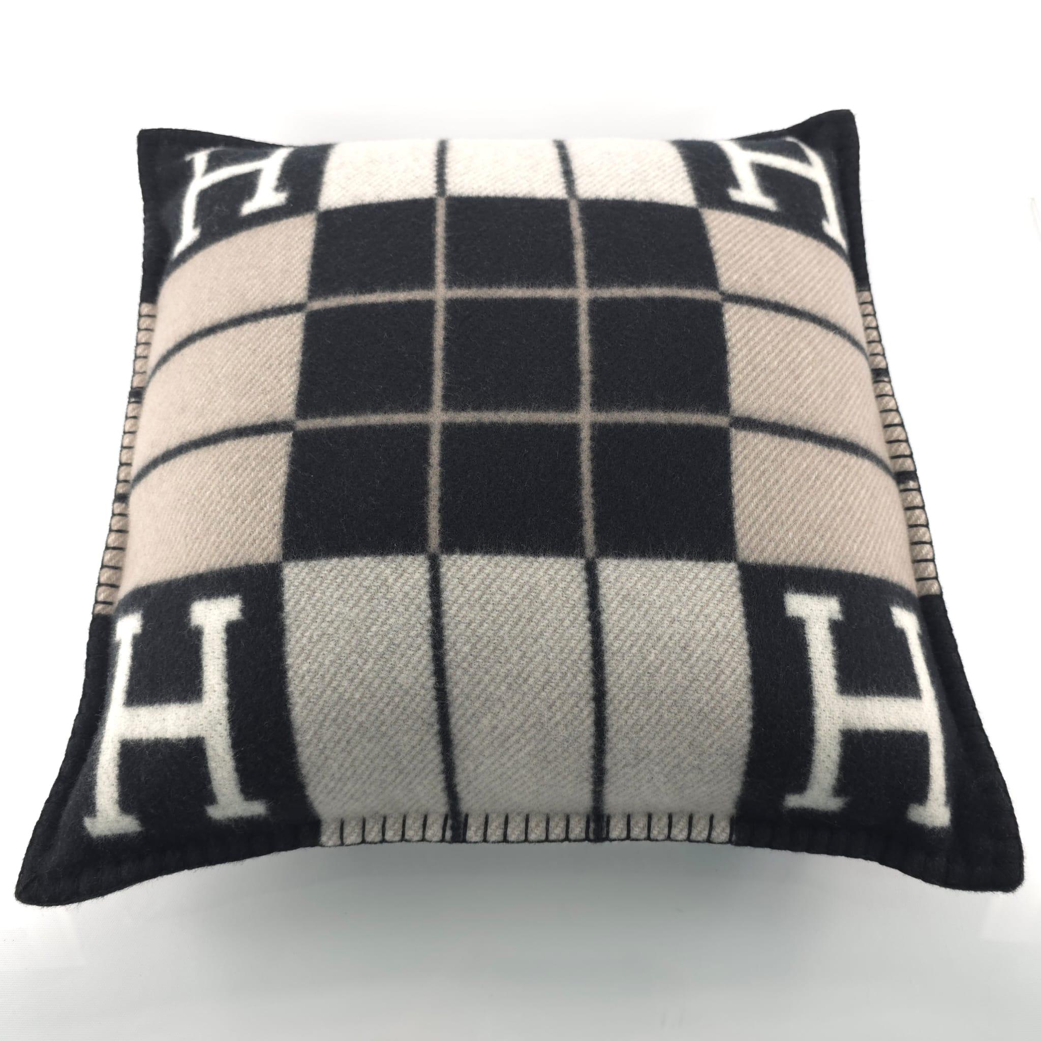 Hermès écru noir Avalon III pillow, small model For Sale 1