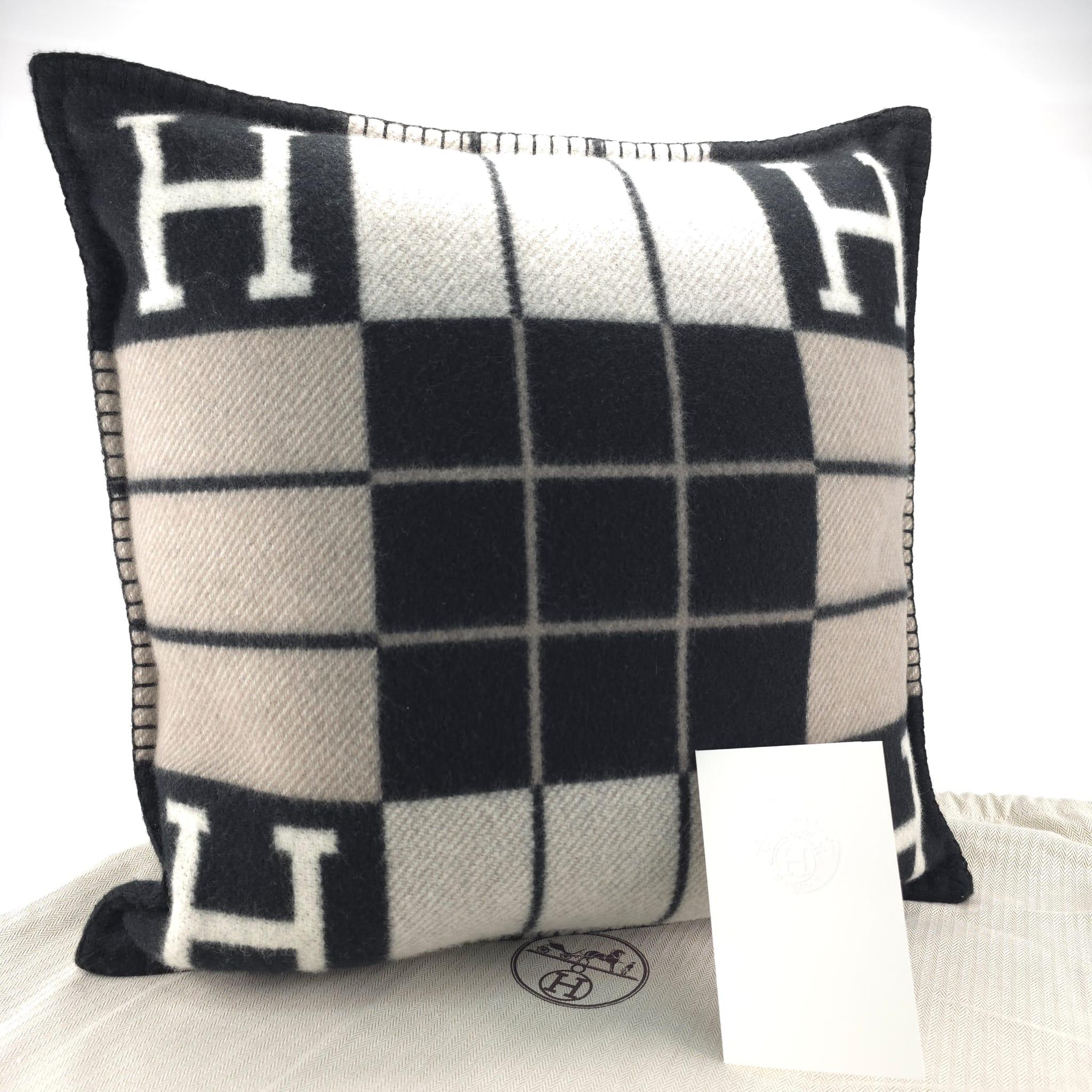 Hermès écru noir Avalon III pillow, small model For Sale 3