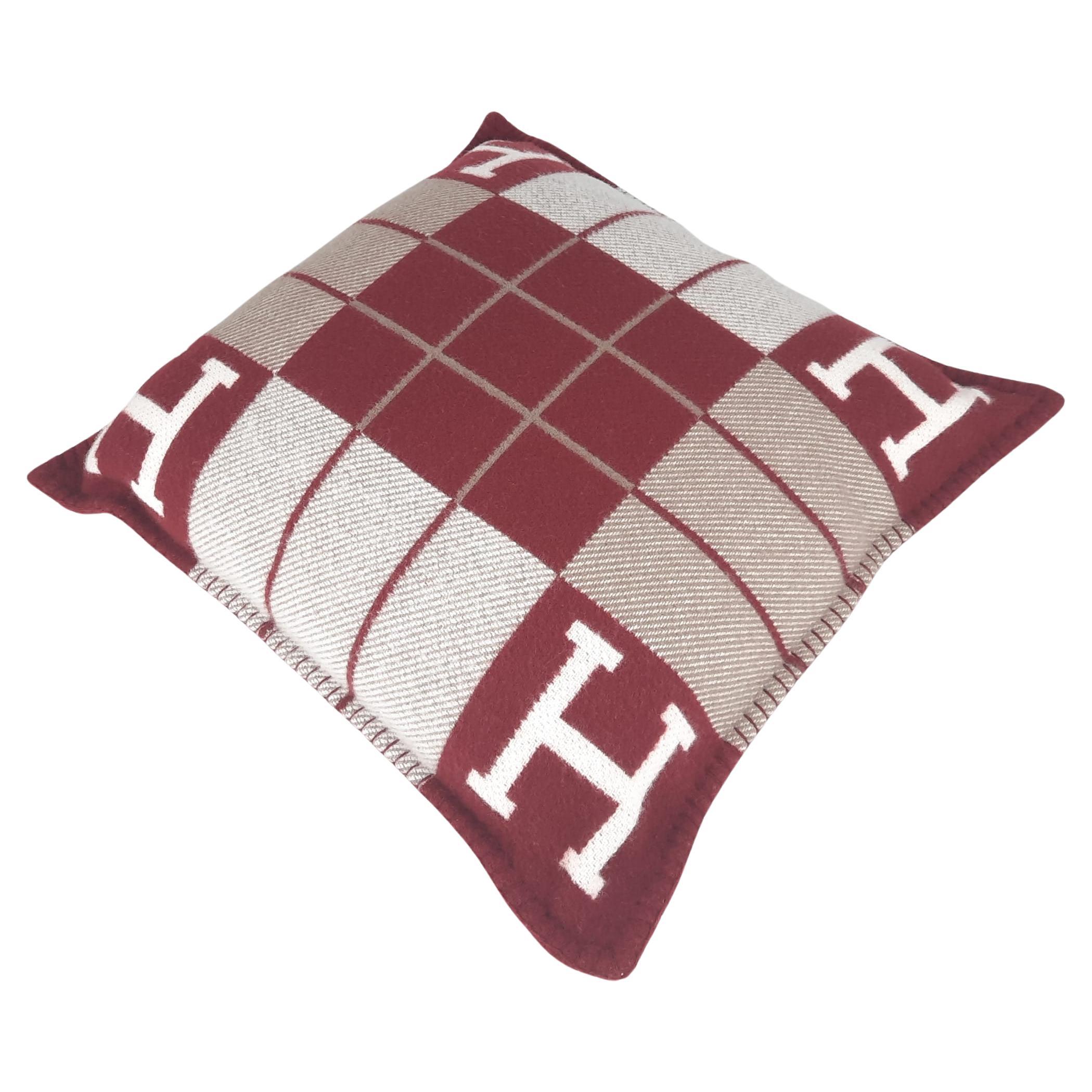 Hermes Écru Rouge H Avalon III pillow, small model For Sale