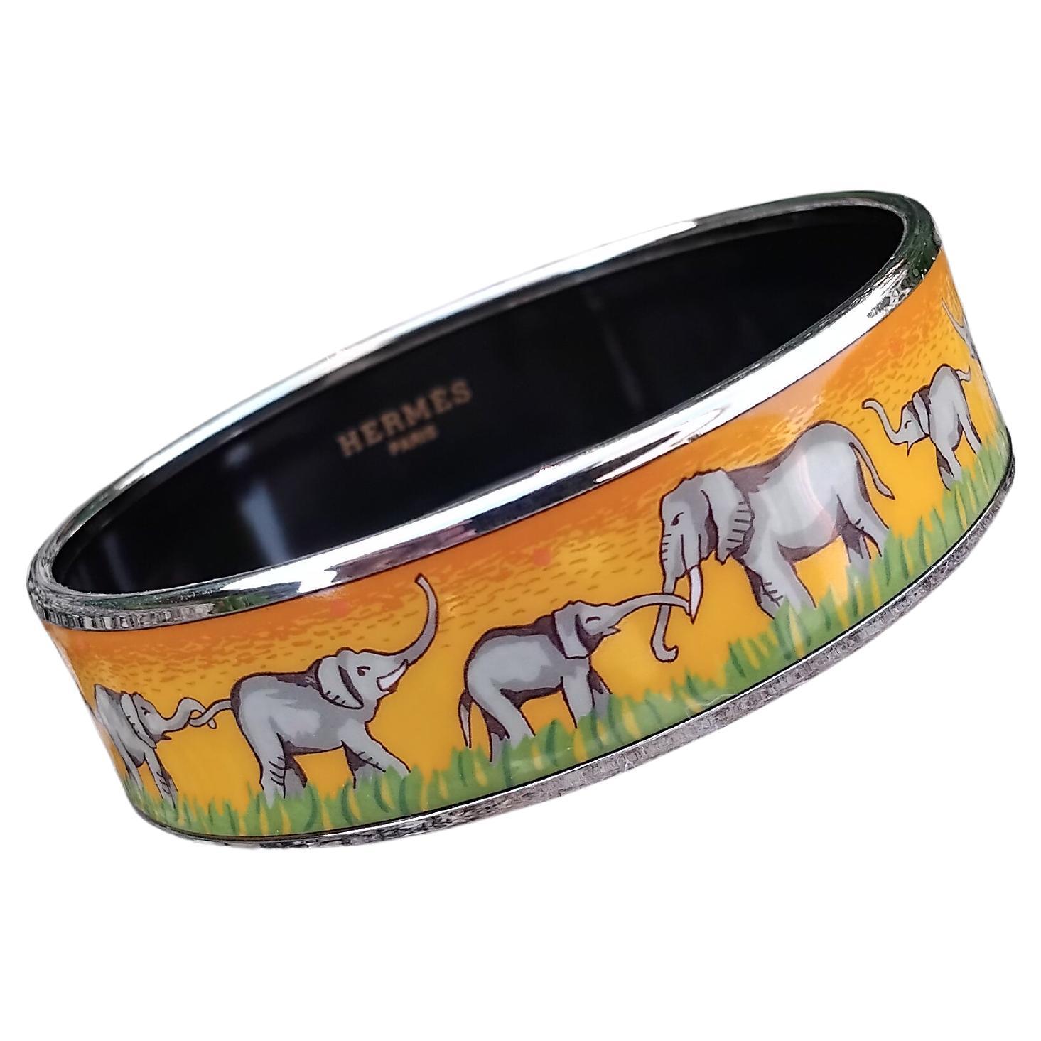 Supersüßes authentisches Hermès-Armband

Drucken: Weidende Elefanten

Schwer zu finden! Eines der begehrtesten Hermès Armbänder

Hergestellt in Österreich + F

Aus bedruckter Emaille und palladierter Hardware (silberfarben)

Farbvarianten: Gelb,