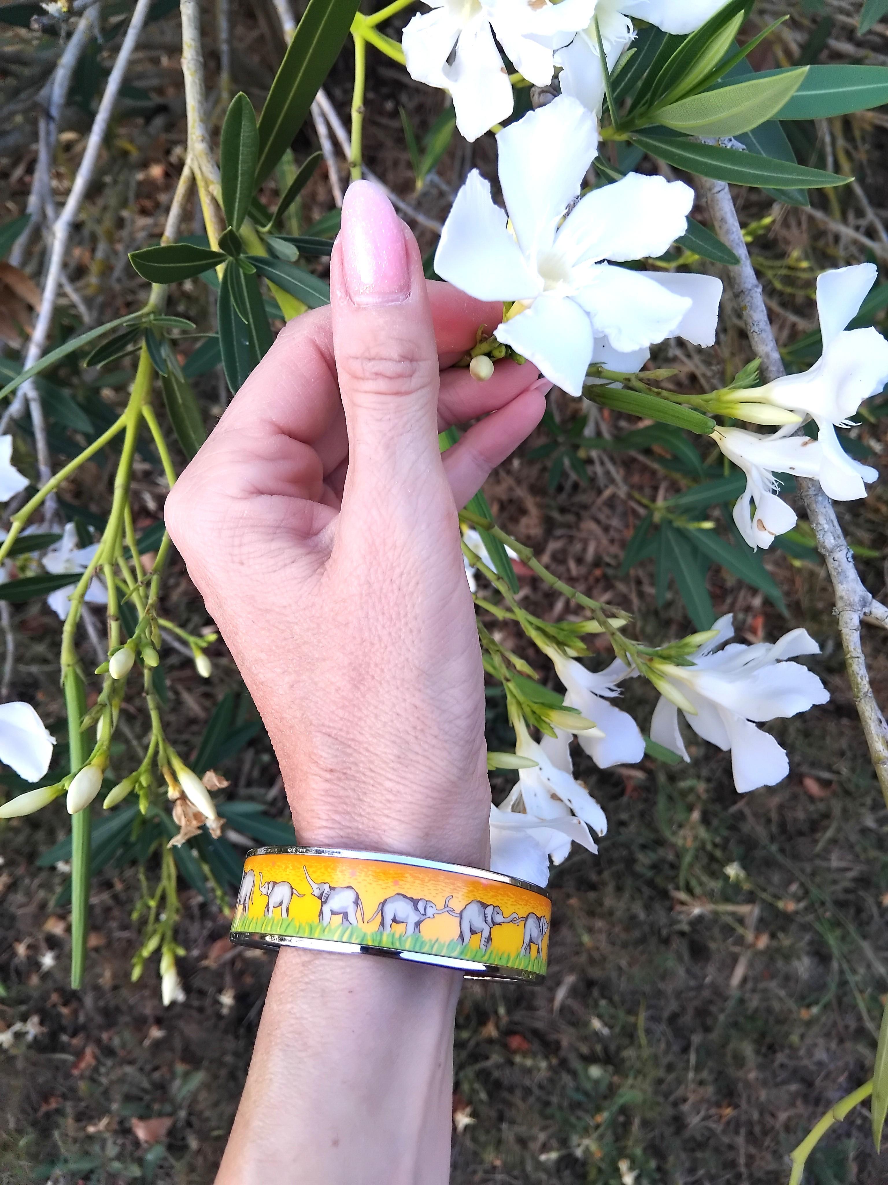 Hermès EElephants Grazing Emaille-Armband Gelb Phw Größe 65 im Angebot 3