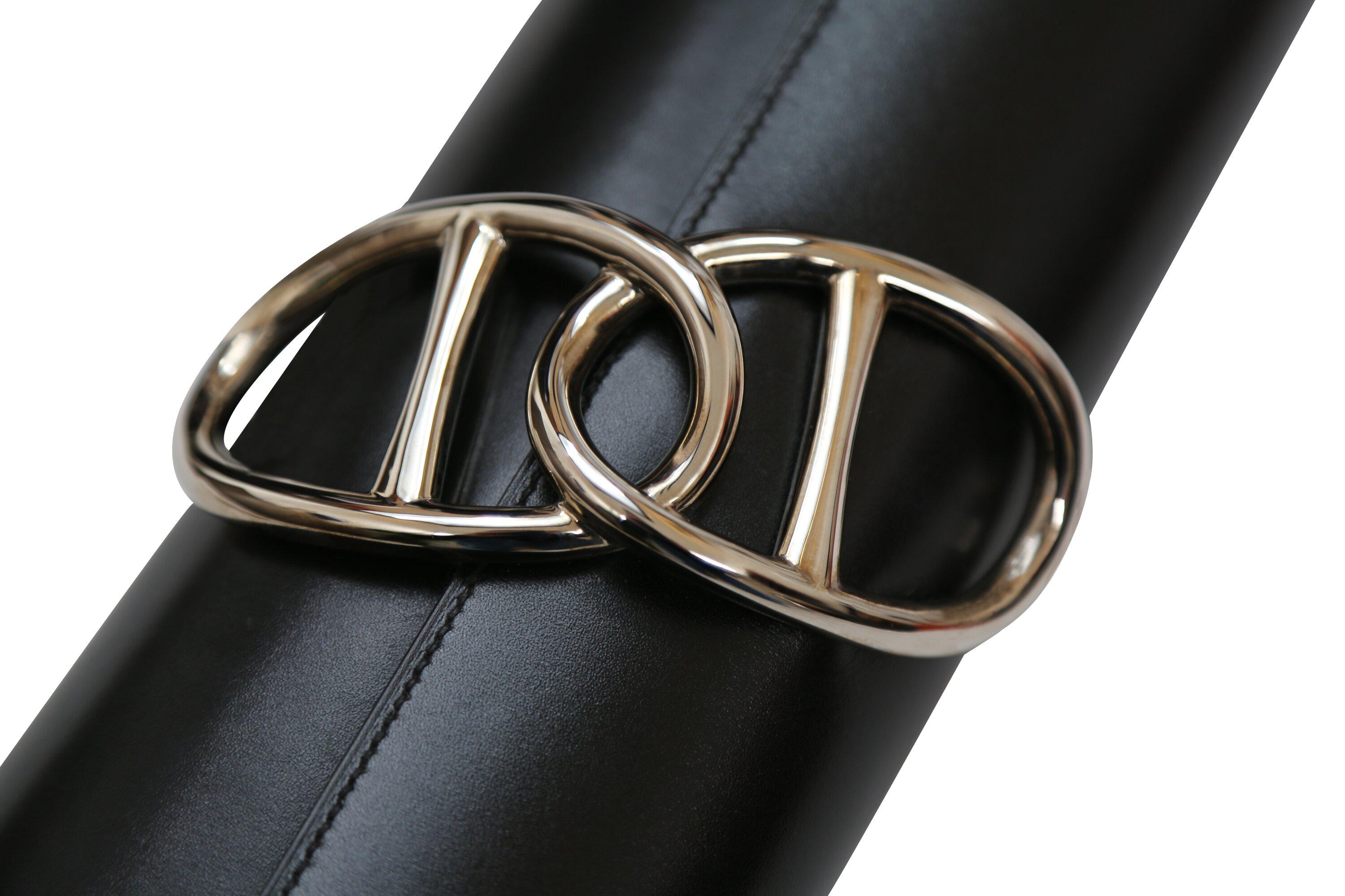 La pochette noire Egee d'Hermès est un accessoire authentique et élégant, composé de cuir de veau lisse noir et d'une chaîne d'Ancre en palladium argenté doublement polie. Son intérieur en cuir assorti ajoute une touche de luxe.

Tous les articles