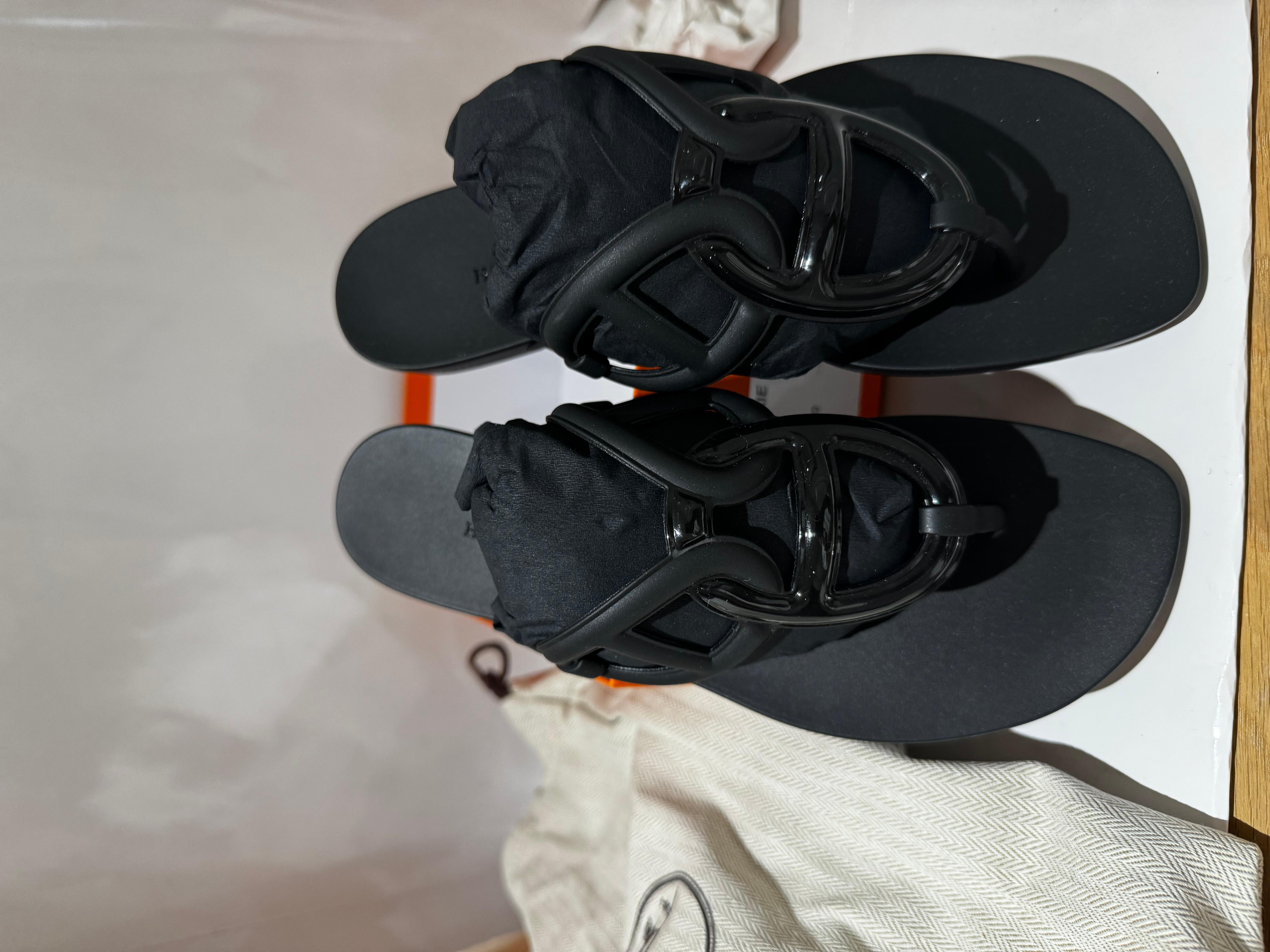 Hermes Egerie Sandals are in Black rubber and feature the iconic Chaine D'Ancre motif. The sandals are waterproof. Size 37 with box and dustbags

