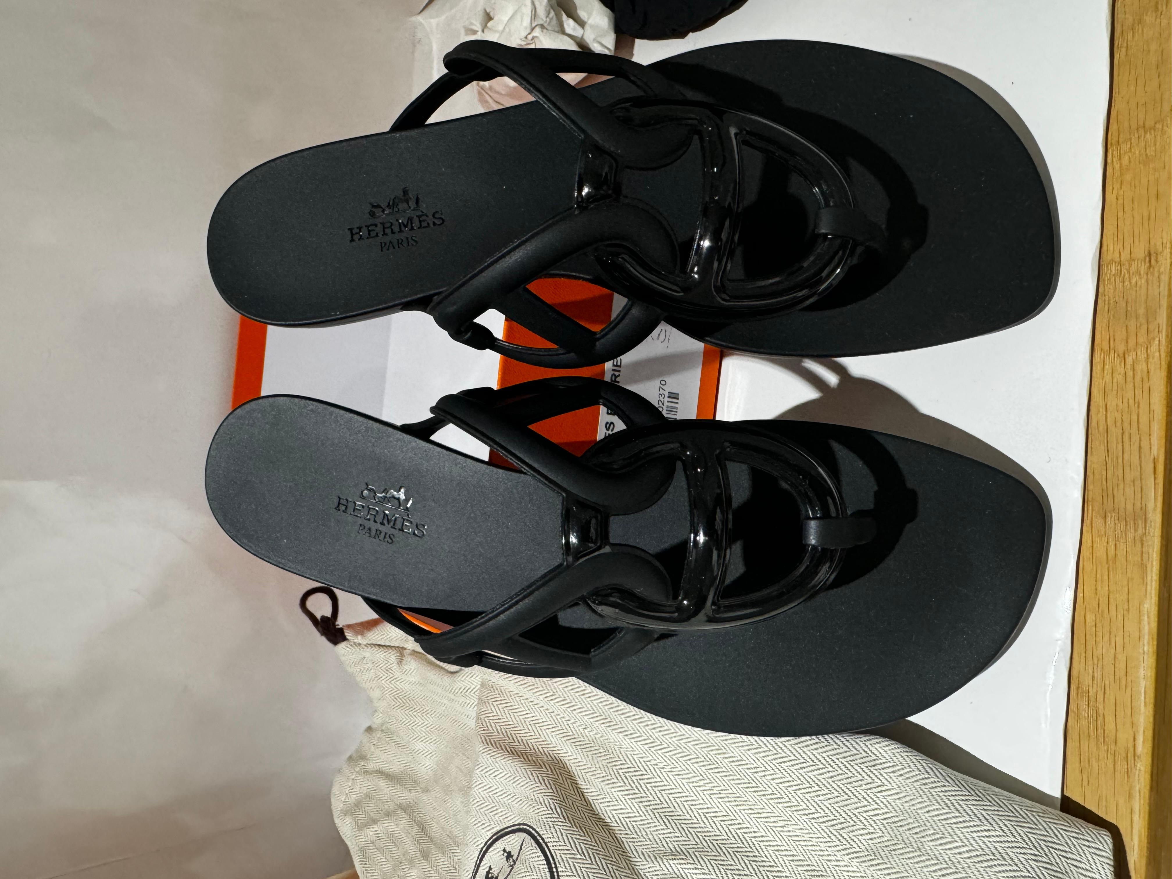 Hermes Egerie Sandals in Black rubber In New Condition For Sale In London, England