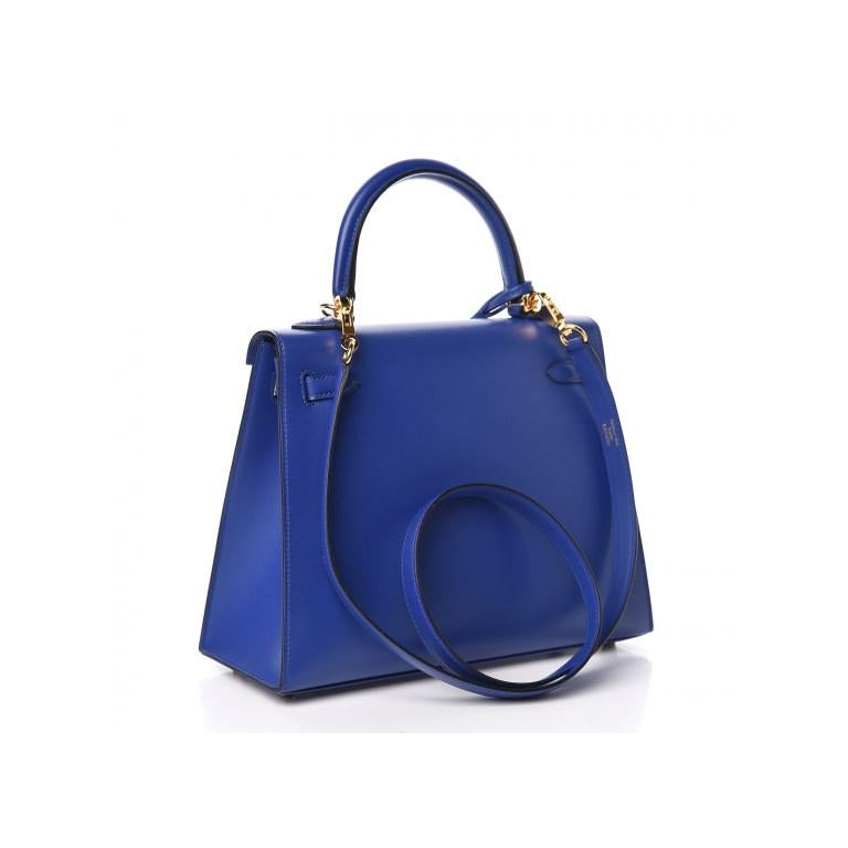 100% authentic Hermes 'Kelly 25 Sellier' bag in Bleu Electrique (electric blue) Veau Tadelakt leather (smooth) with gold-plated hardware. Lined in Chevre (goat skin) with an open pocket against the front and a zipper pocket against the back. Brand