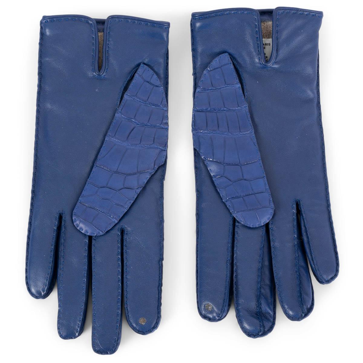 100% authentic Hermès Soya Kelly Lock gloves in Bleu Electrique blue matte alligator. Features smart phone compatible index finger and taupe cashmere (100%) lining. Have been worn and are in excellent condition. 

Measurements
Size	7.5
Tag