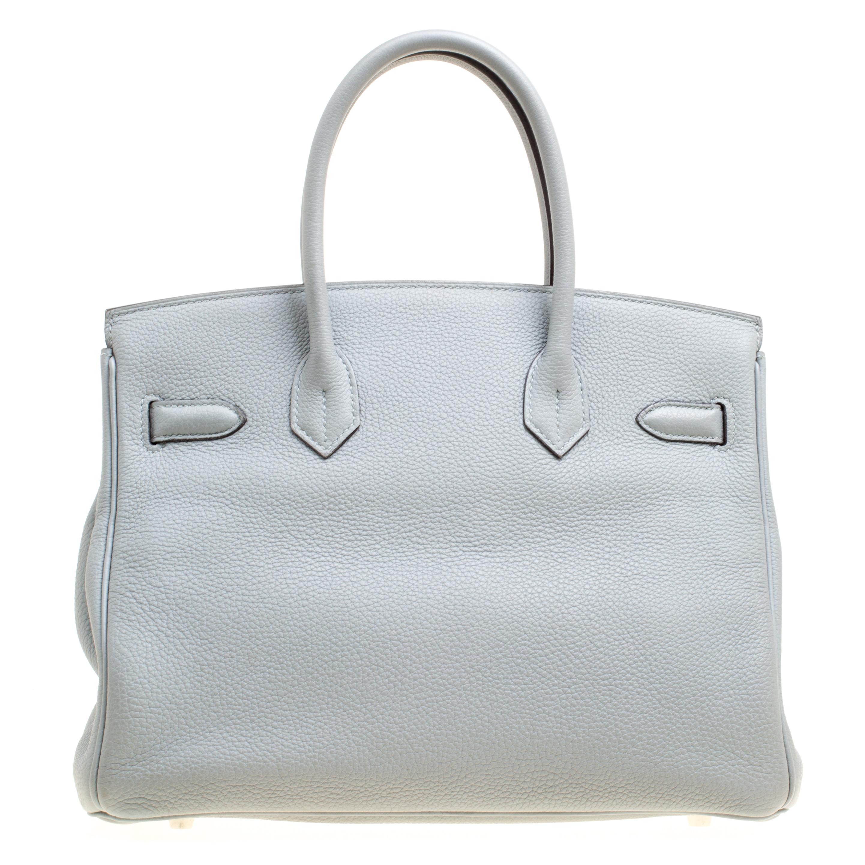 Sac devenu un symbole de luxe et de classe:: le Birkin d'Hermès est l'un des sacs les plus convoités au monde. Fabriqué sur mesure selon les suggestions de Jane Birkin:: d'où son nom:: ce sac est destiné à répondre aux besoins de la vie trépidante