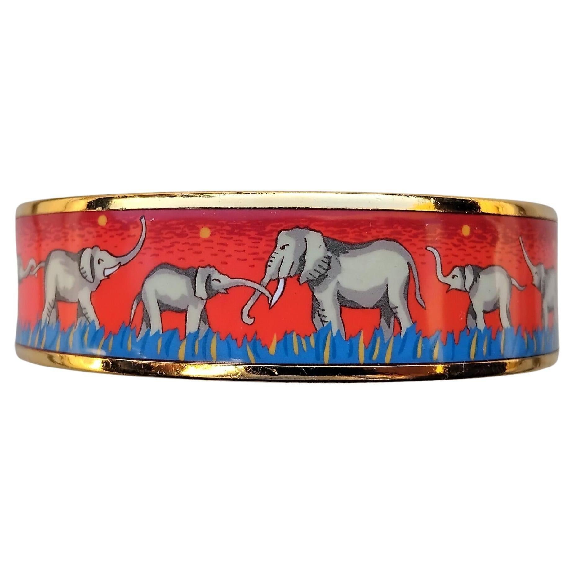 Precioso conjunto de joyas auténticas Hermès de una pulsera y 2 pendientes

Casi imposible encontrar un juego tan antiguo con los mismos colores, el mismo acabado metálico y en este estado excepcional

Pendientes de clip para orejas perforadas y no