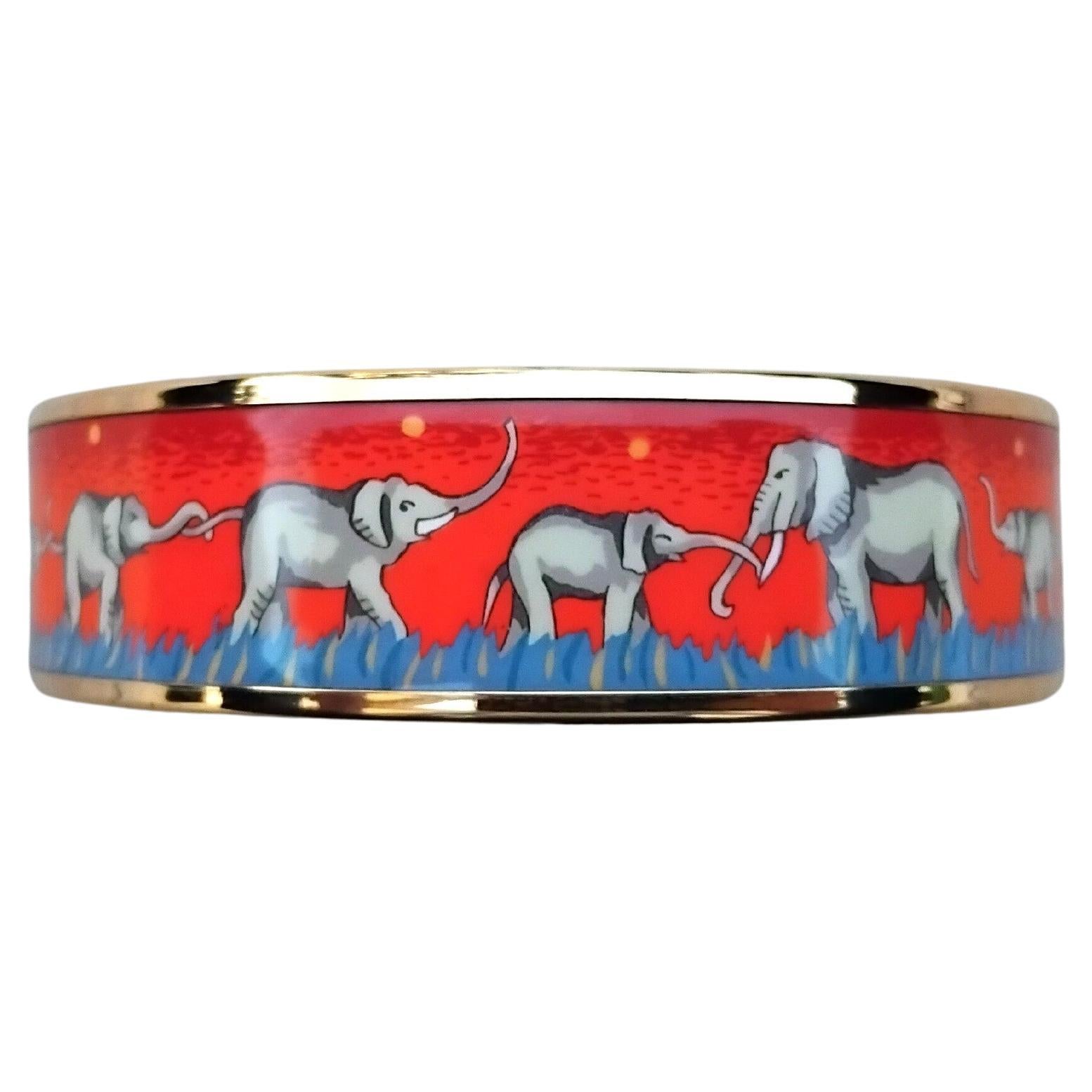 Wunderschönes authentisches Hermès-Armband

Drucken: Weidende Elefanten

Schwer zu finden! Eines der beliebtesten Hermès Armbänder. Selten in rot !

Made in Austria + F (2002)

Hergestellt aus bedruckter Emaille und gelbvergoldeten