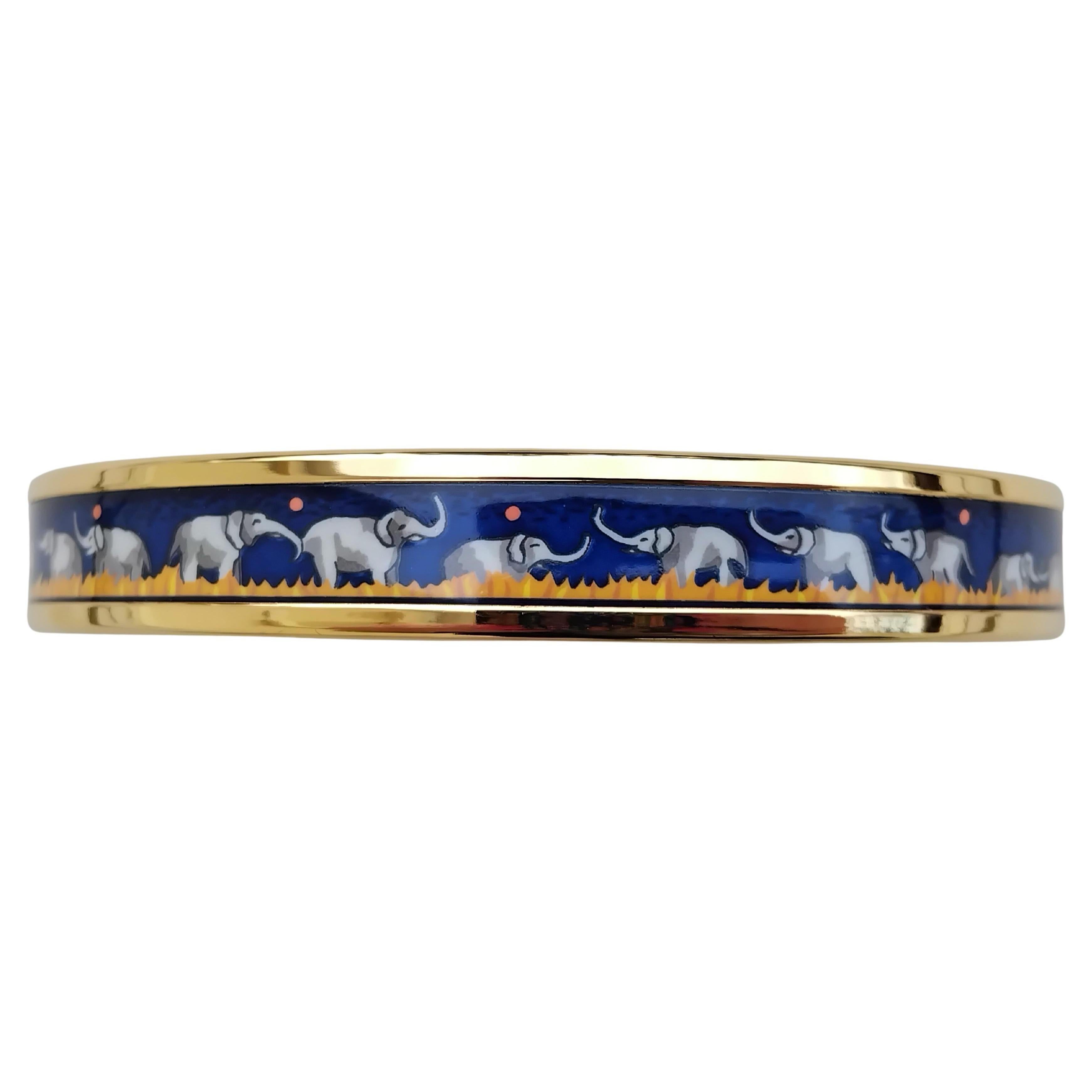 Hübsches und süßes authentisches Hermès-Armband

Drucken: Weidende Elefanten

Schwer zu finden! Eines der begehrtesten Hermès Armbänder

Hergestellt in Österreich + F

Aus bedruckter Emaille und NEW gelbvergoldeter Hardware

Farbvarianten: