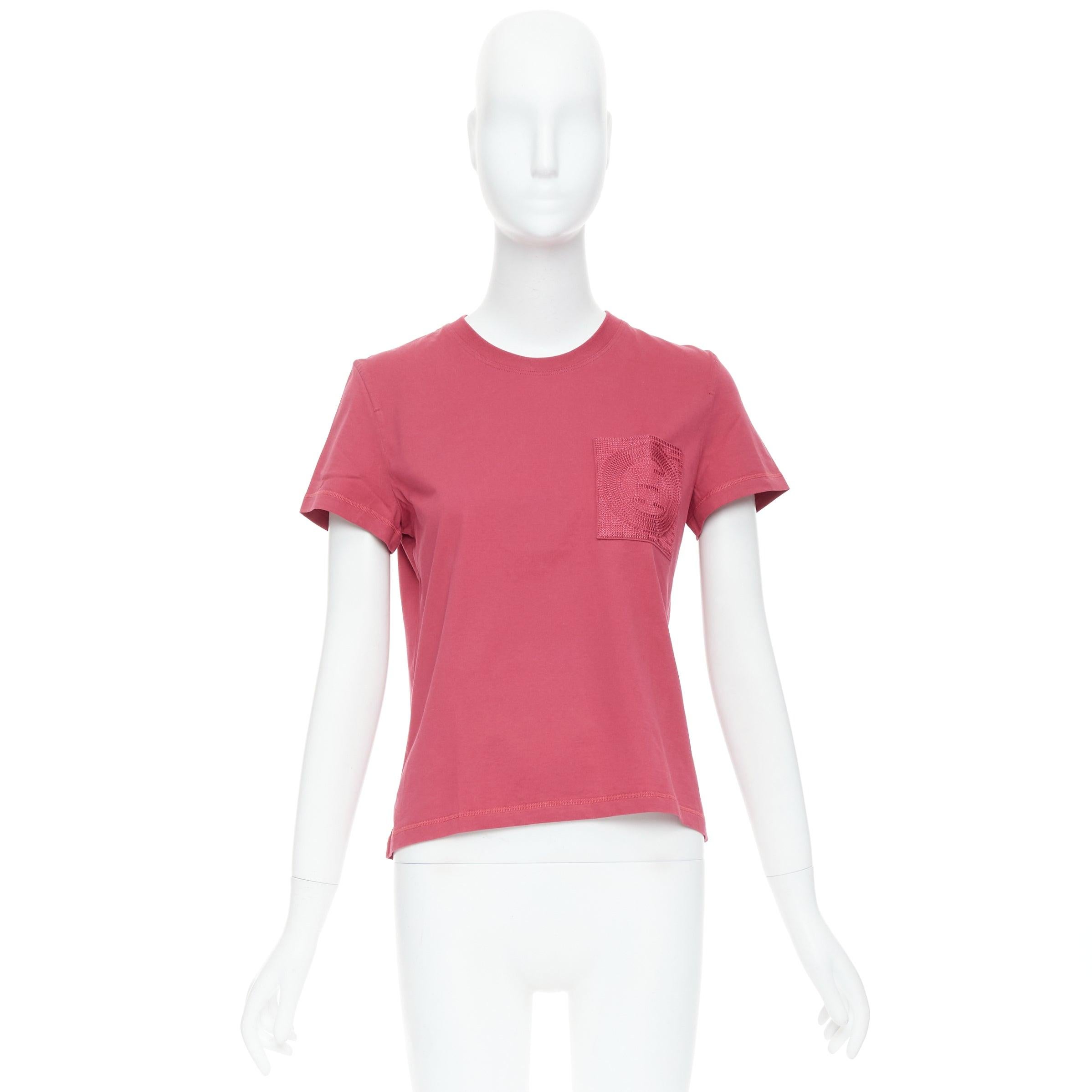 HERMÈS - T-shirt brodé de poche rose framboise à motif H FR38 M en vente 4