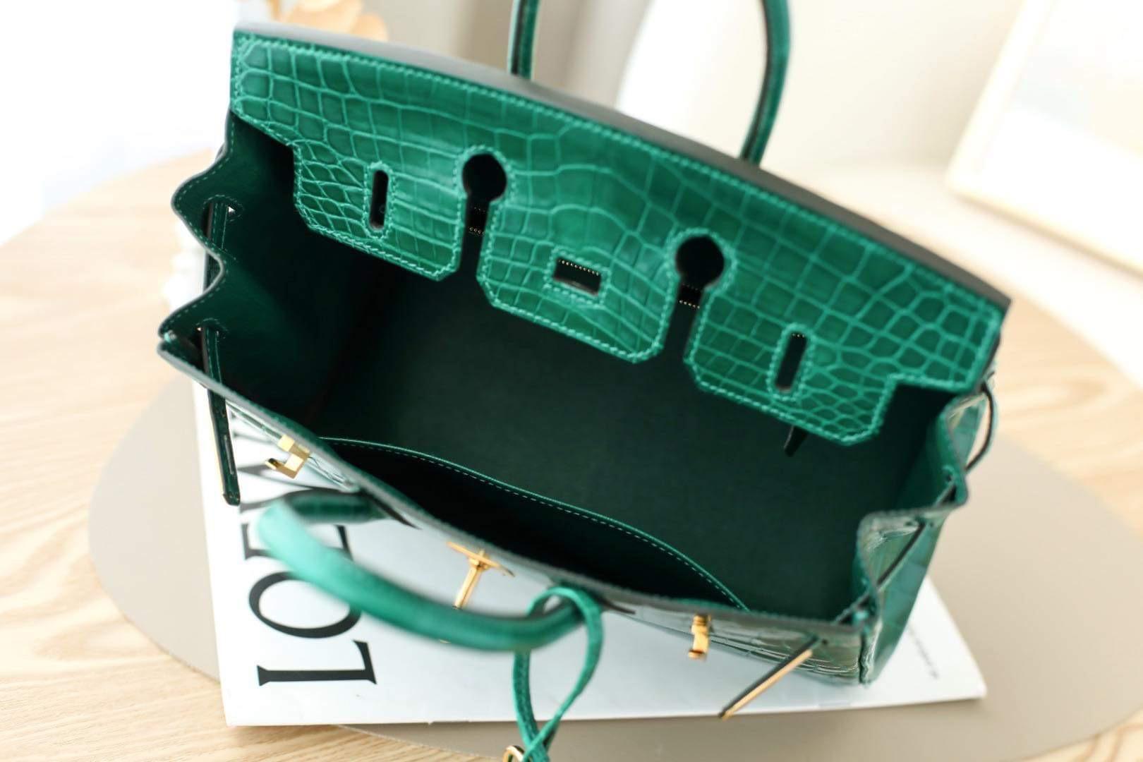 HERMÈS BIRKIN 30CM IN THE MOST BEAUTIFUL, AND IN ONE THE RAREST COLORS EMERALD GREEN (VERT EMERAUDE) NILOTIOCUS CROCODILE WITH GOLD HARDWARE. HERMÈS HAS CAPTURED PERFECTLY THE COLOR OF THE BEAUTIFUL EMERALD STONE. THE ULTIMATE BAG TO OWN! MAKE A